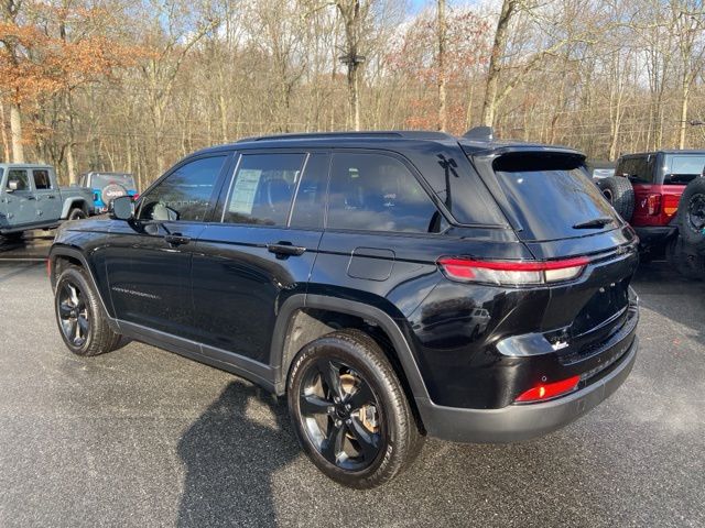2023 Jeep Grand Cherokee Laredo photo 2