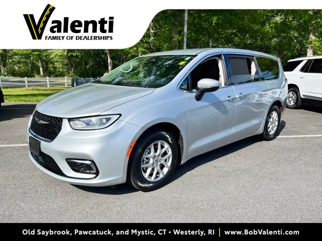 2023 Chrysler Pacifica Touring L's photo