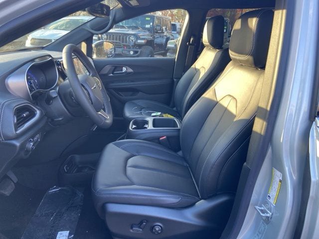 2026 Chrysler Pacifica Select - Photo 9