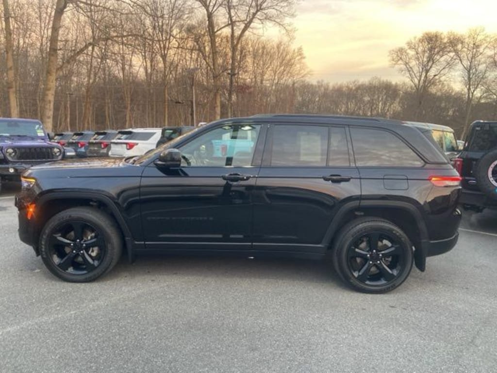 Used 2022 Jeep Grand Cherokee Laredo SUV