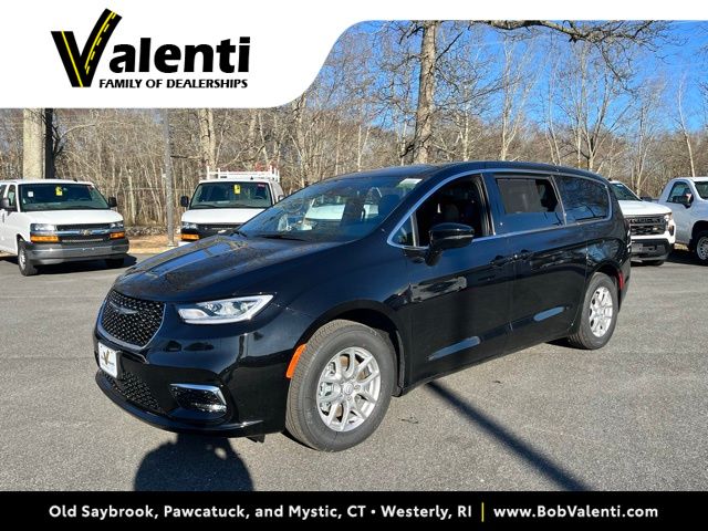 2026 Chrysler Pacifica Select's photo