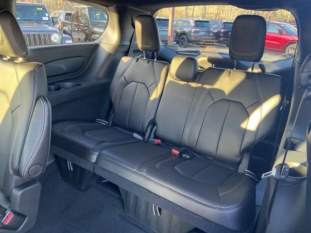 2026 Chrysler Pacifica Select - Photo 11