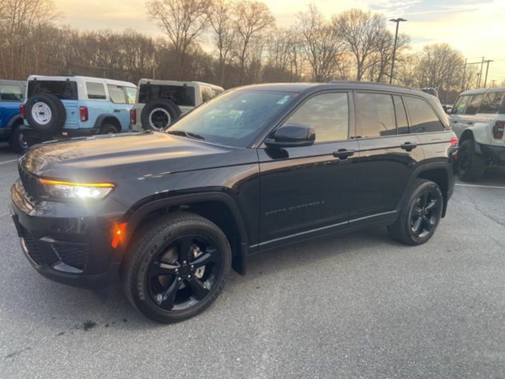 Used 2022 Jeep Grand Cherokee Laredo SUV