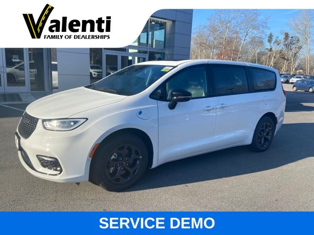 2023 Chrysler Pacifica Hybrid Limited's photo