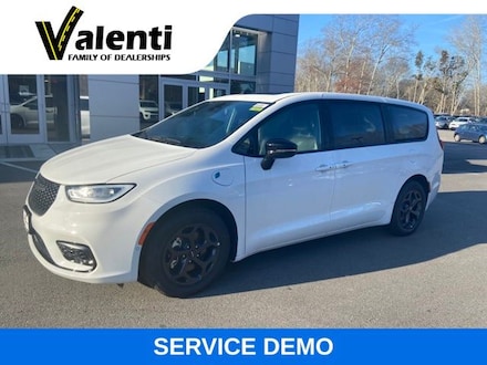 2023 Chrysler Pacifica Hybrid Limited Passenger Van