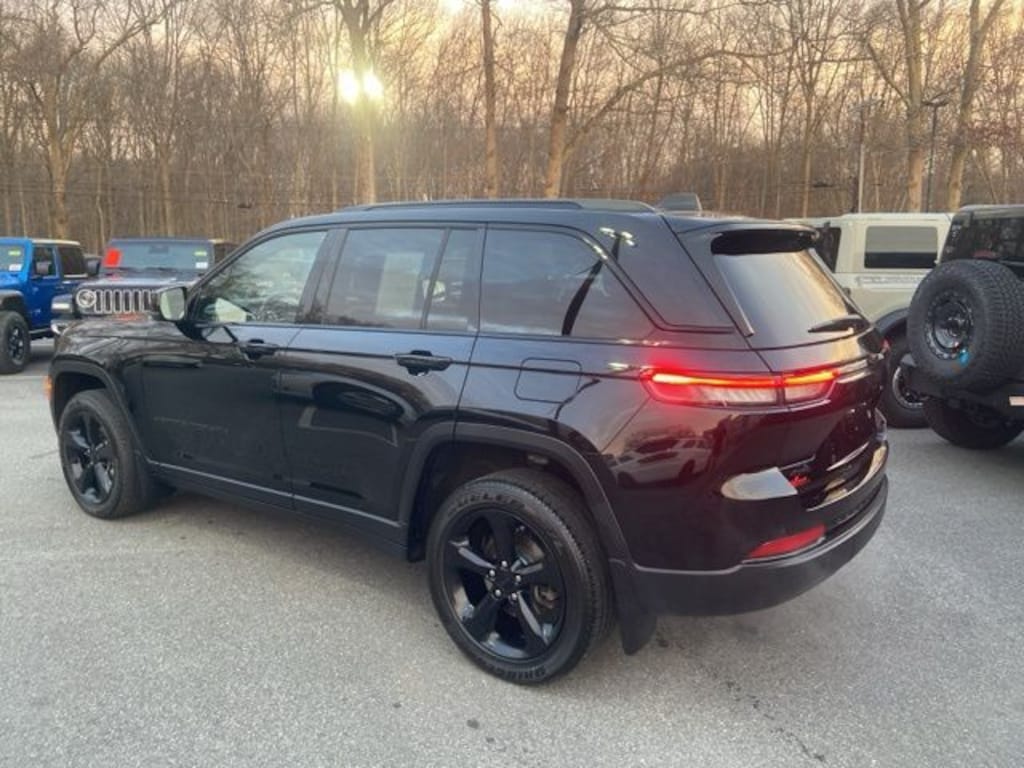 Used 2022 Jeep Grand Cherokee Laredo SUV