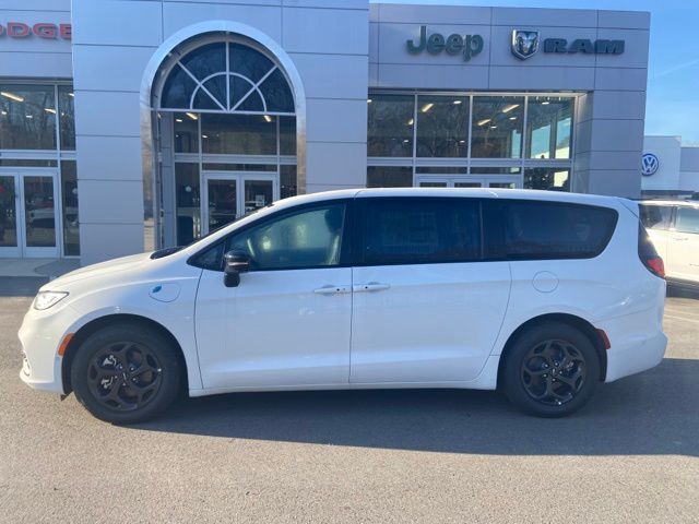 2023 Chrysler Pacifica Hybrid Limited photo 3