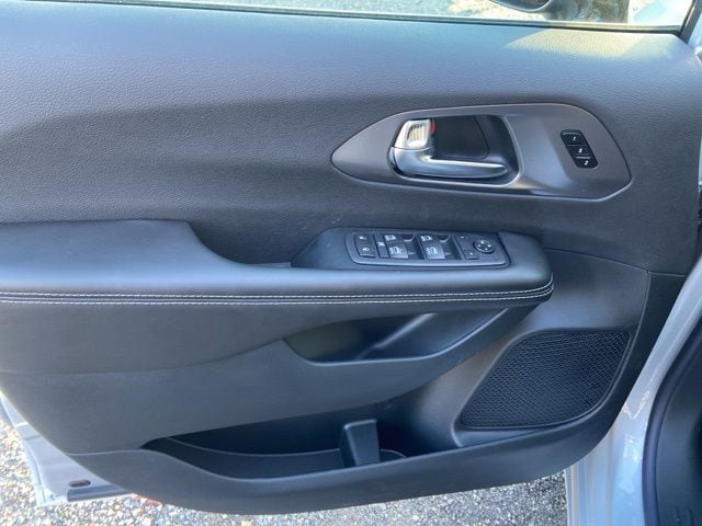 2026 Chrysler Pacifica Select - Photo 21