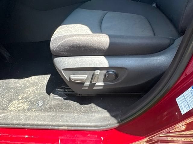 2022 Toyota RAV4 XLE - Photo 17