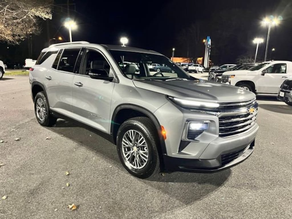 Used 2025 Chevrolet Traverse LT SUV