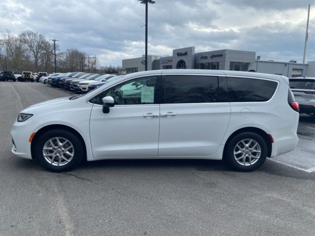 Used 2023 Chrysler Pacifica Touring L Minivan/Van