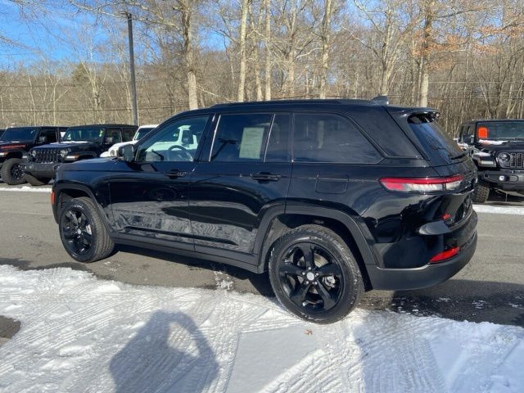 Used 2022 Jeep Grand Cherokee Altitude SUV
