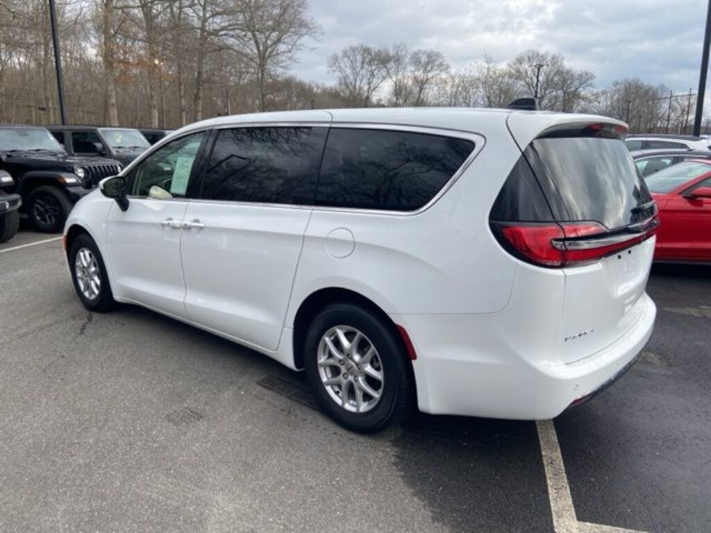 Used 2023 Chrysler Pacifica Touring L Minivan/Van