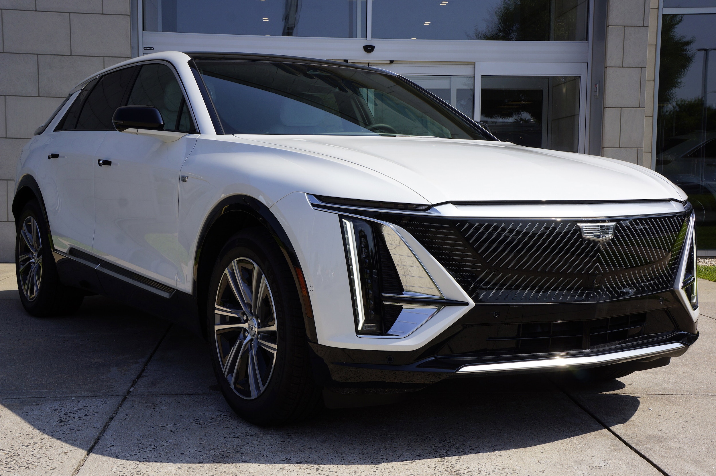 Used 2024 Cadillac LYRIQ Luxury 2 with VIN 1GYKPRRL8RZ118385 for sale in Hartford, CT