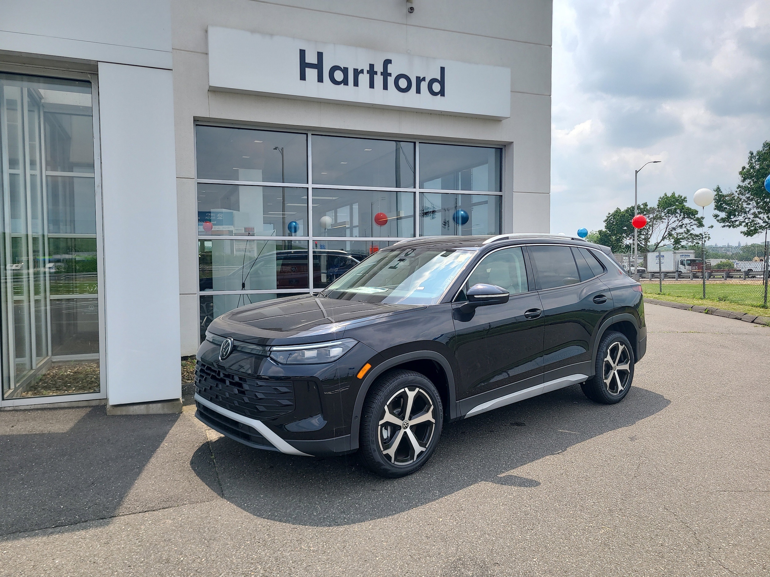 2025 Volkswagen Tiguan SE's photo