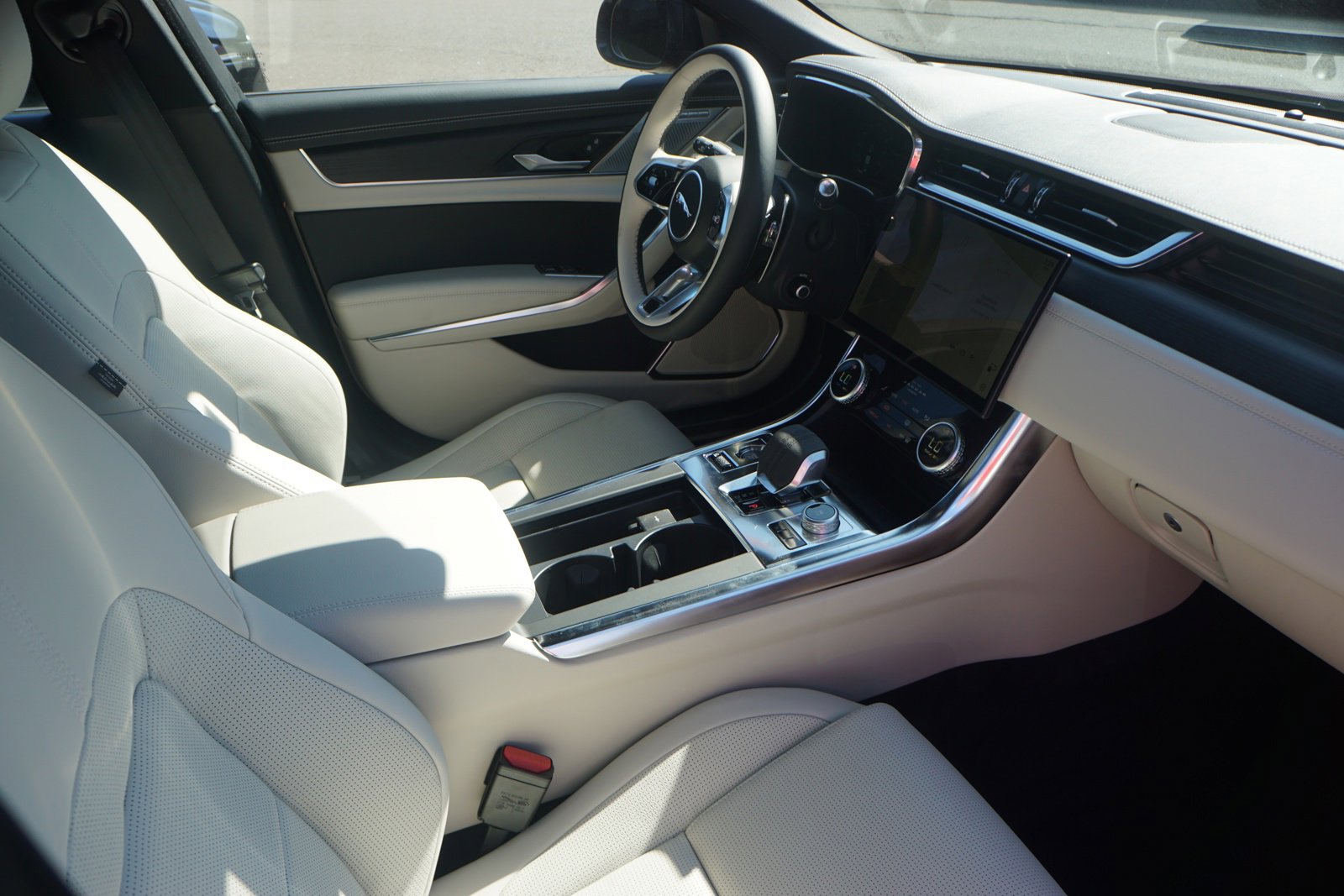 2024 Jaguar XF P300 R-Dynamic SE photo 2