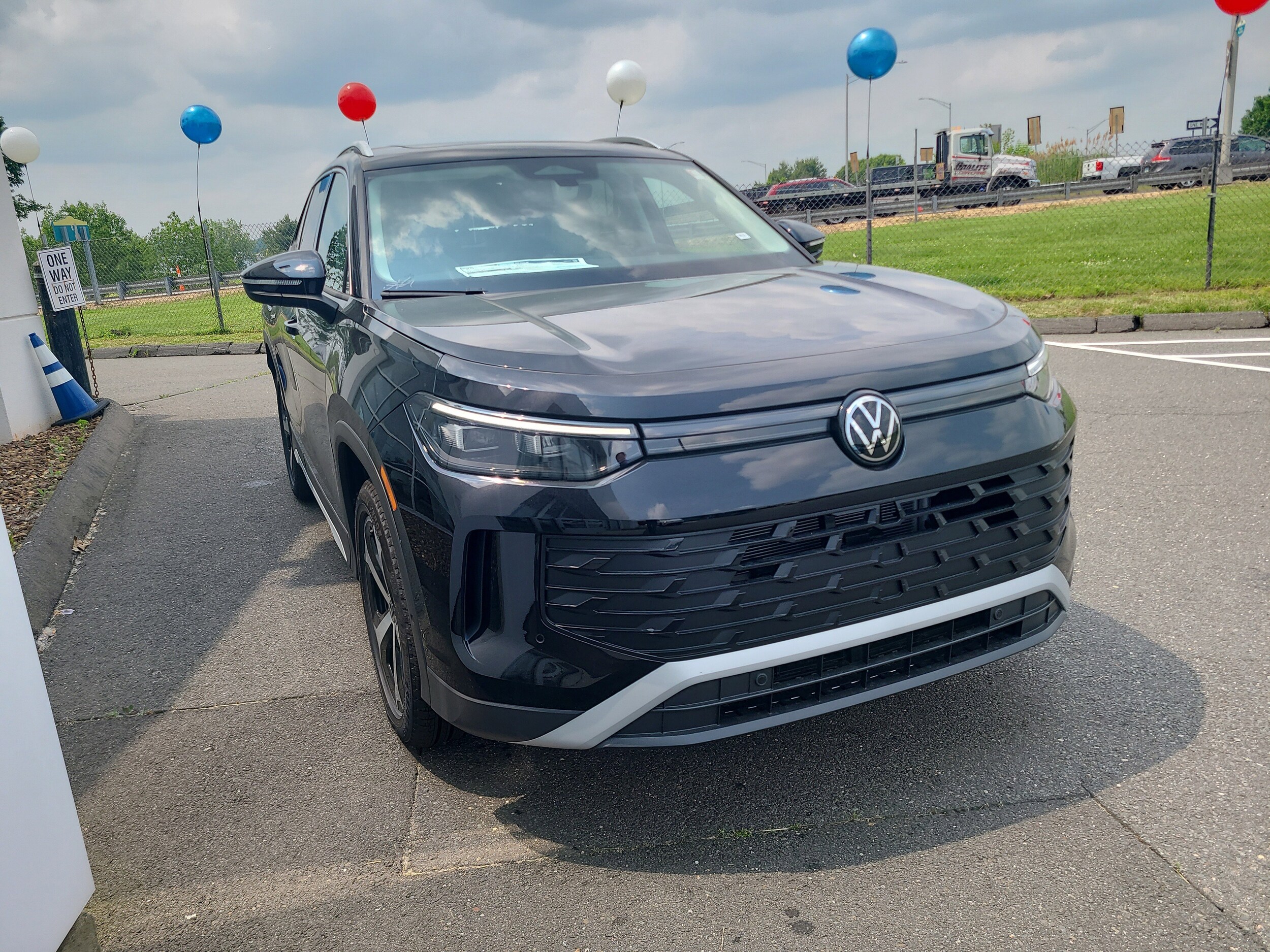 2025 Volkswagen Tiguan SE photo 2