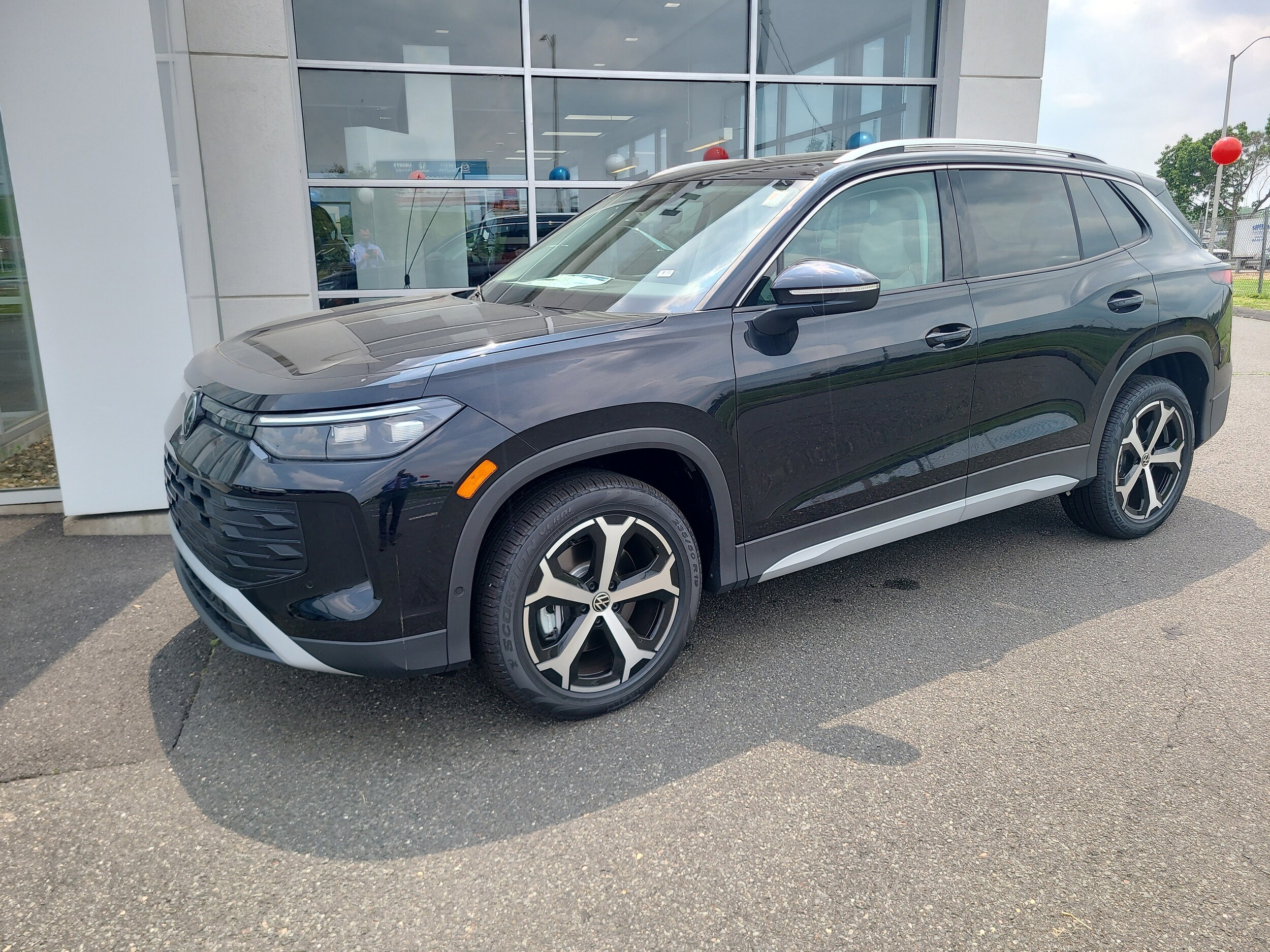 2025 Volkswagen Tiguan SE photo 3