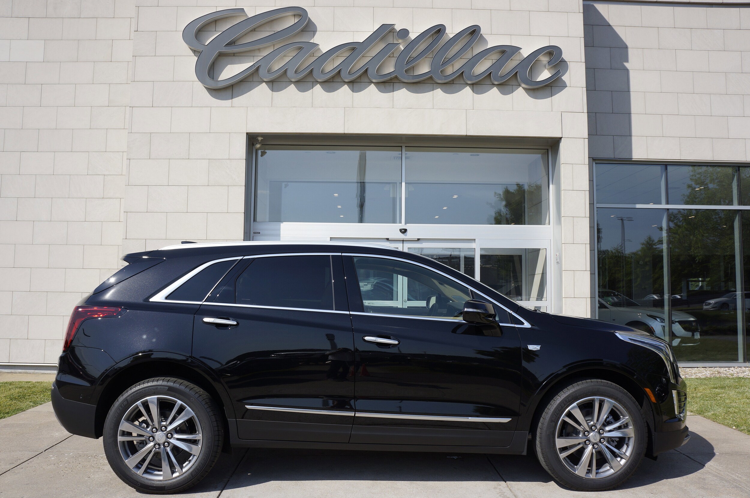 2025 Cadillac XT5 Premium Luxury photo 2