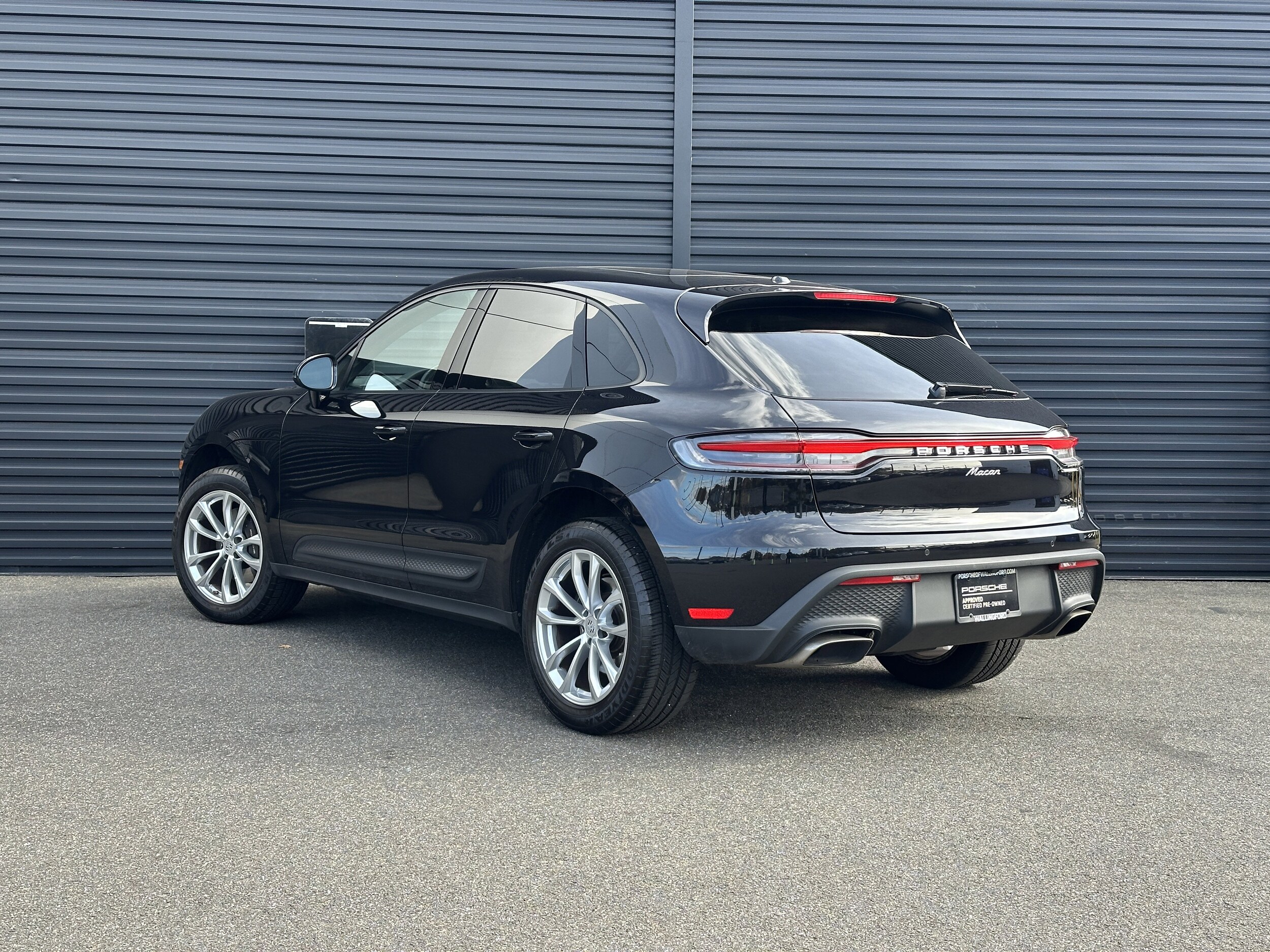 2023 Porsche Macan T photo 3