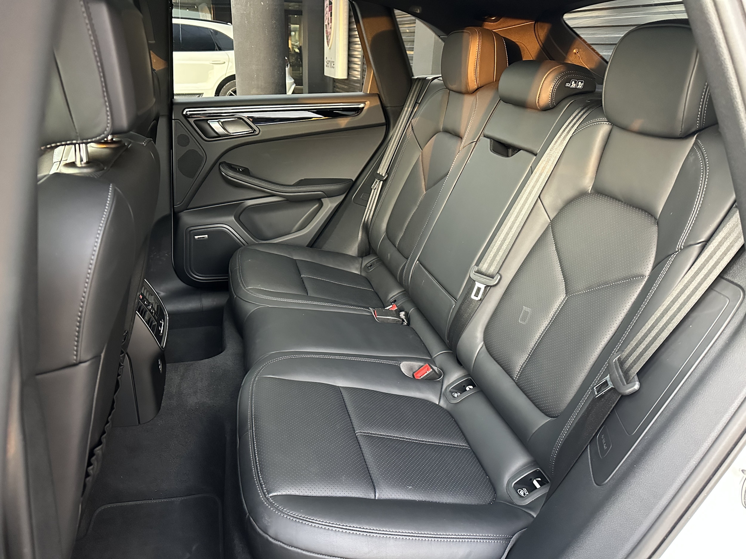 2025 Porsche Macan T - Photo 32
