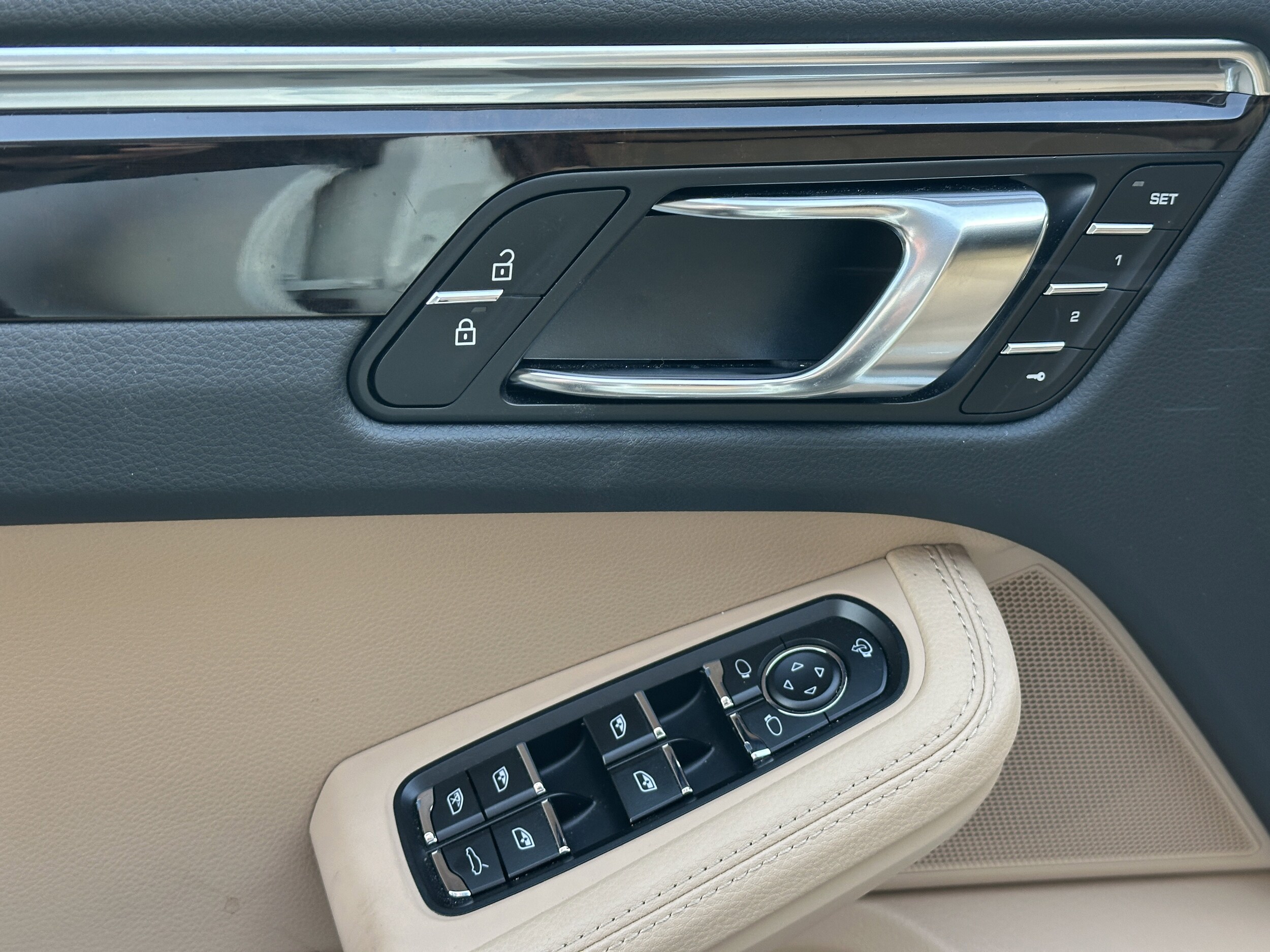 2025 Porsche Macan T - Photo 28
