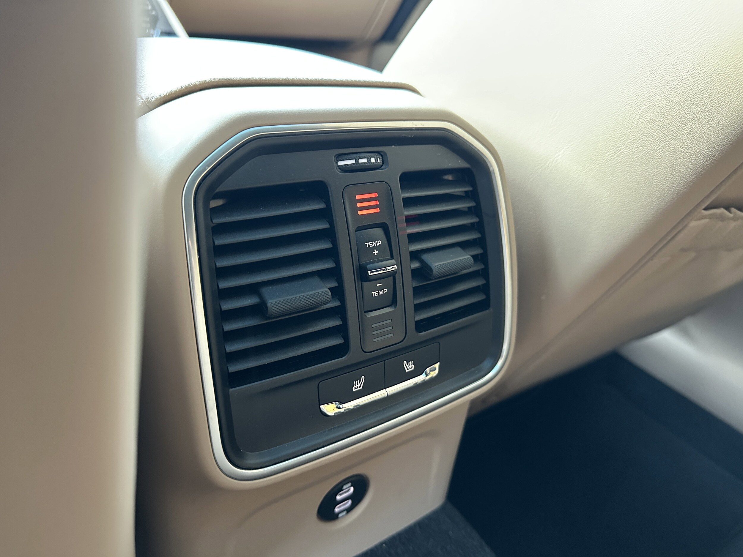 2025 Porsche Macan T - Photo 29