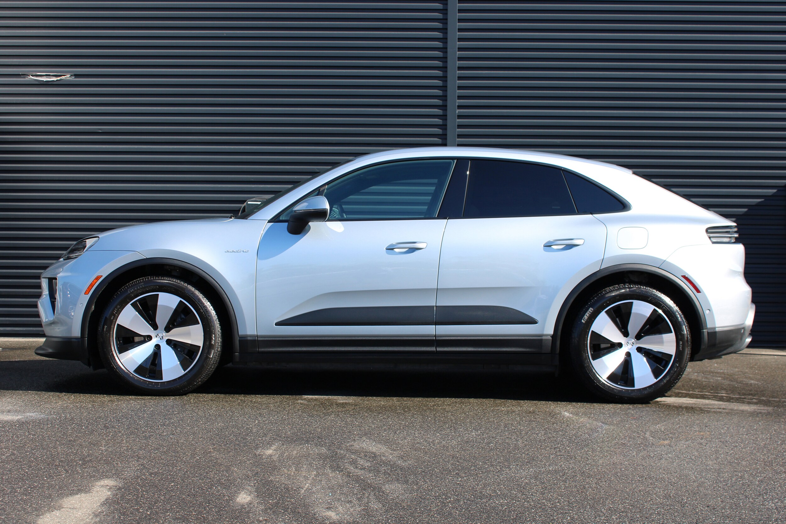 2024 Porsche Macan Electric 4 photo 2