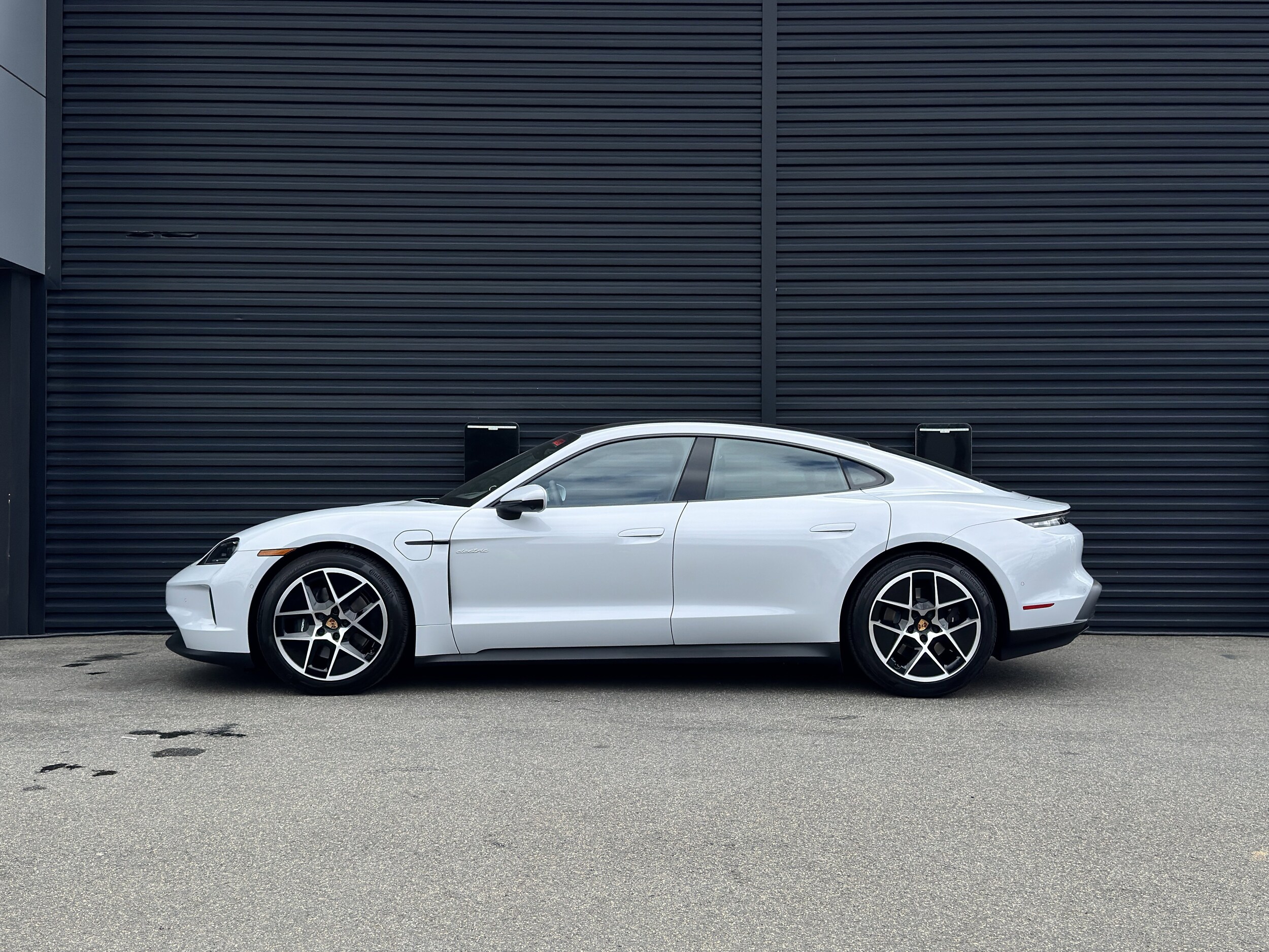 2025 Porsche Taycan 4 photo 2