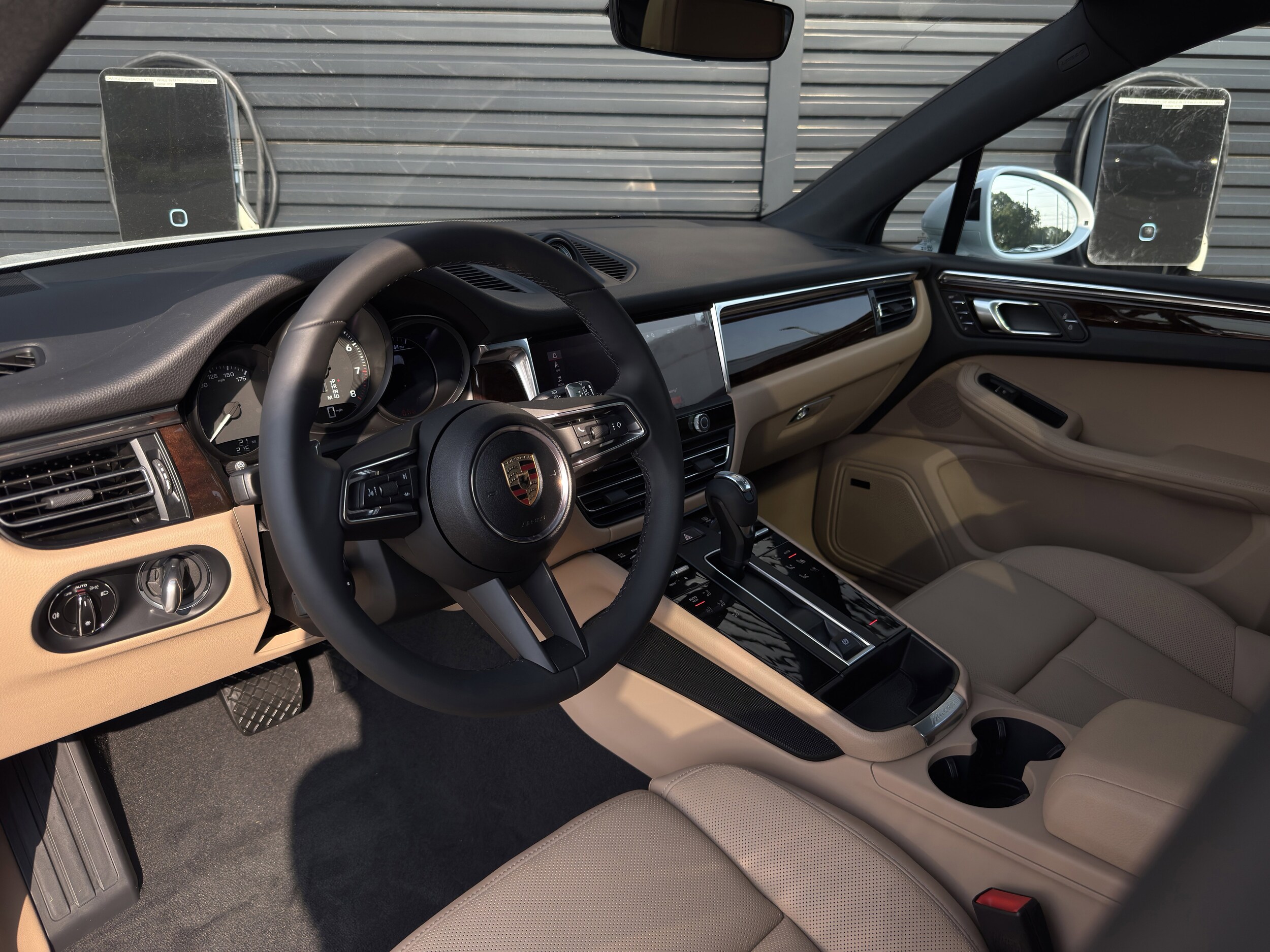 2025 Porsche Macan T photo 4