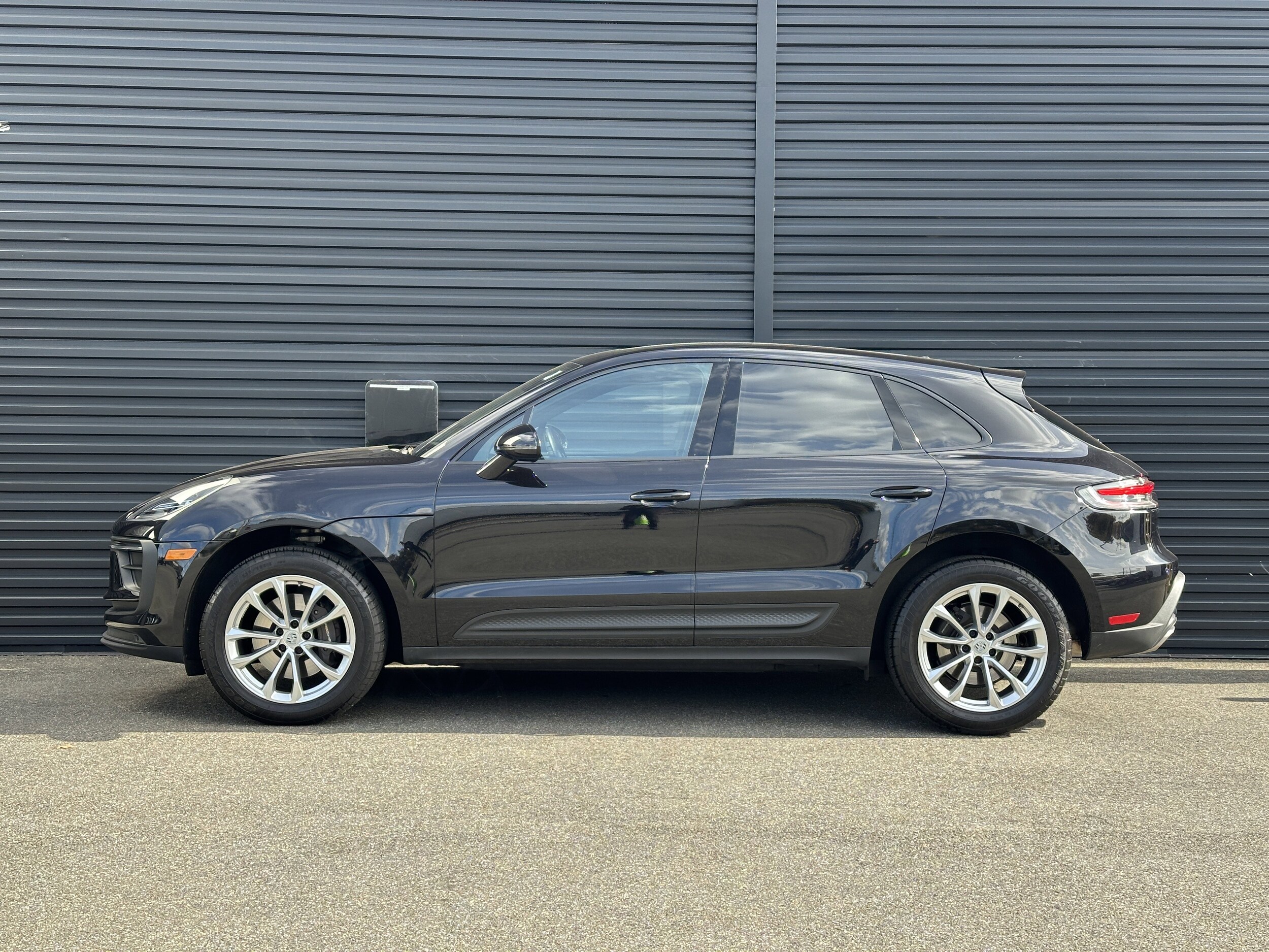 2023 Porsche Macan T photo 2