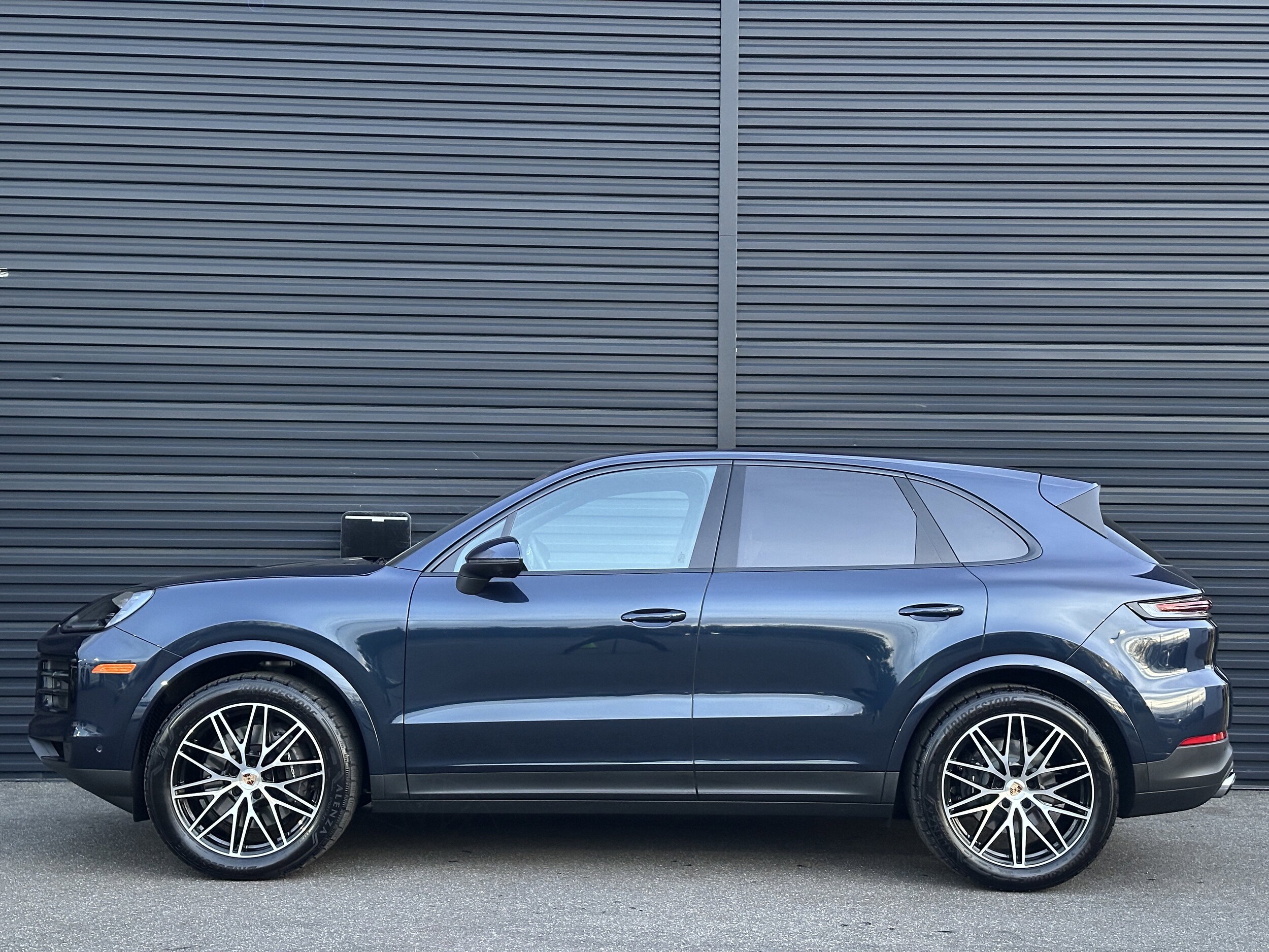 2025 Porsche Cayenne photo 2