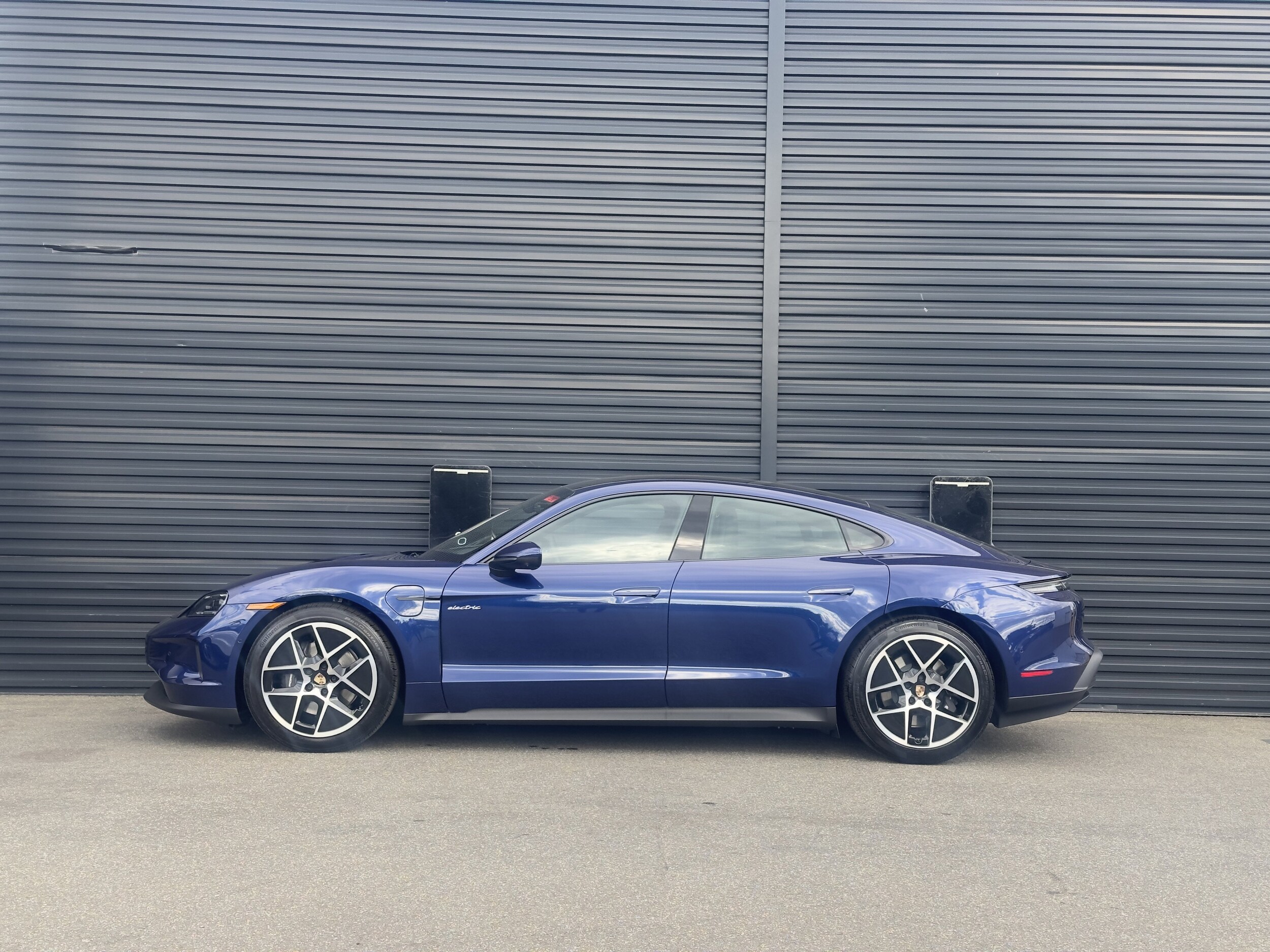 2025 Porsche Taycan 4 photo 2