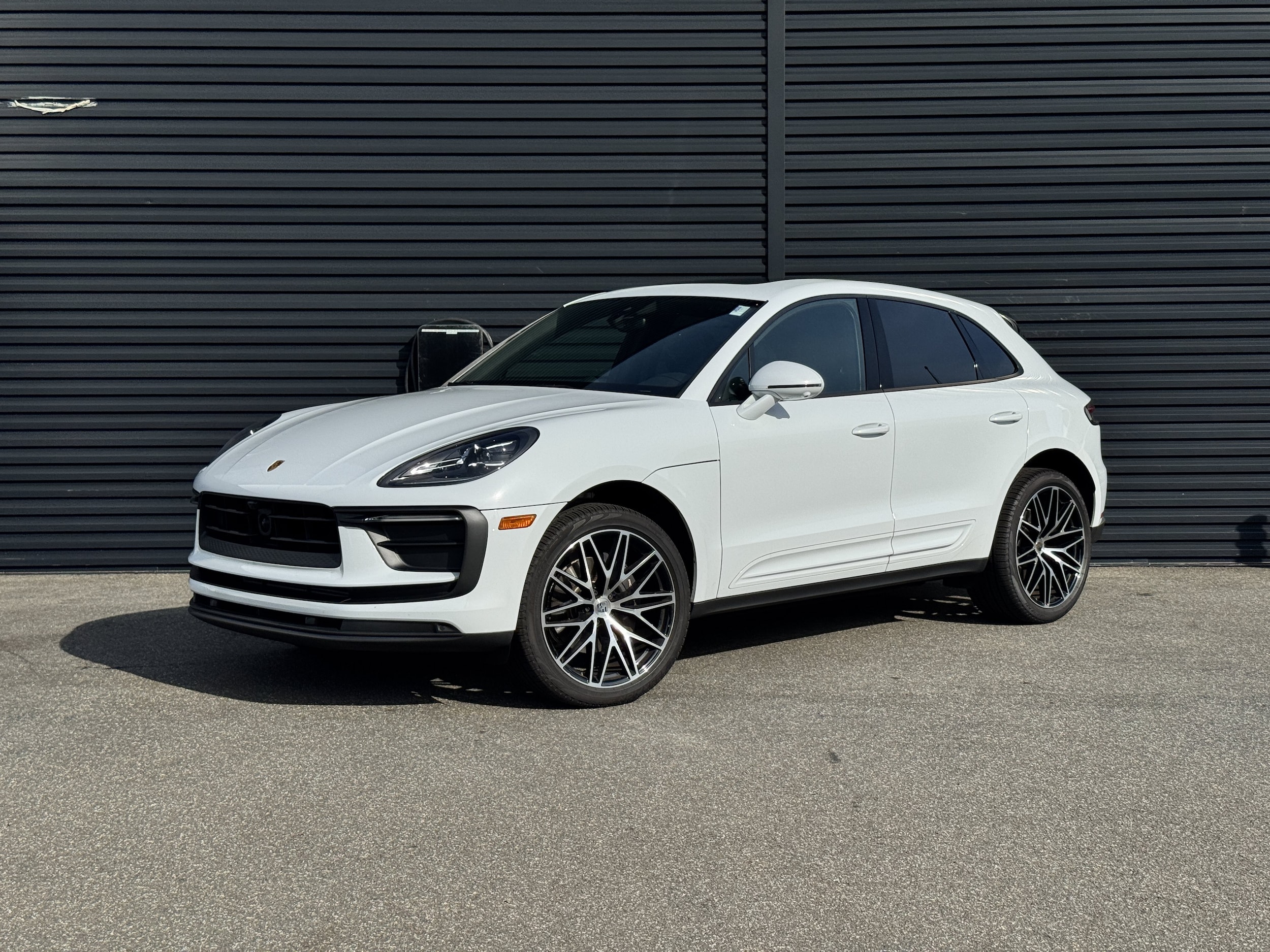 2025 Porsche Macan T - Photo 1