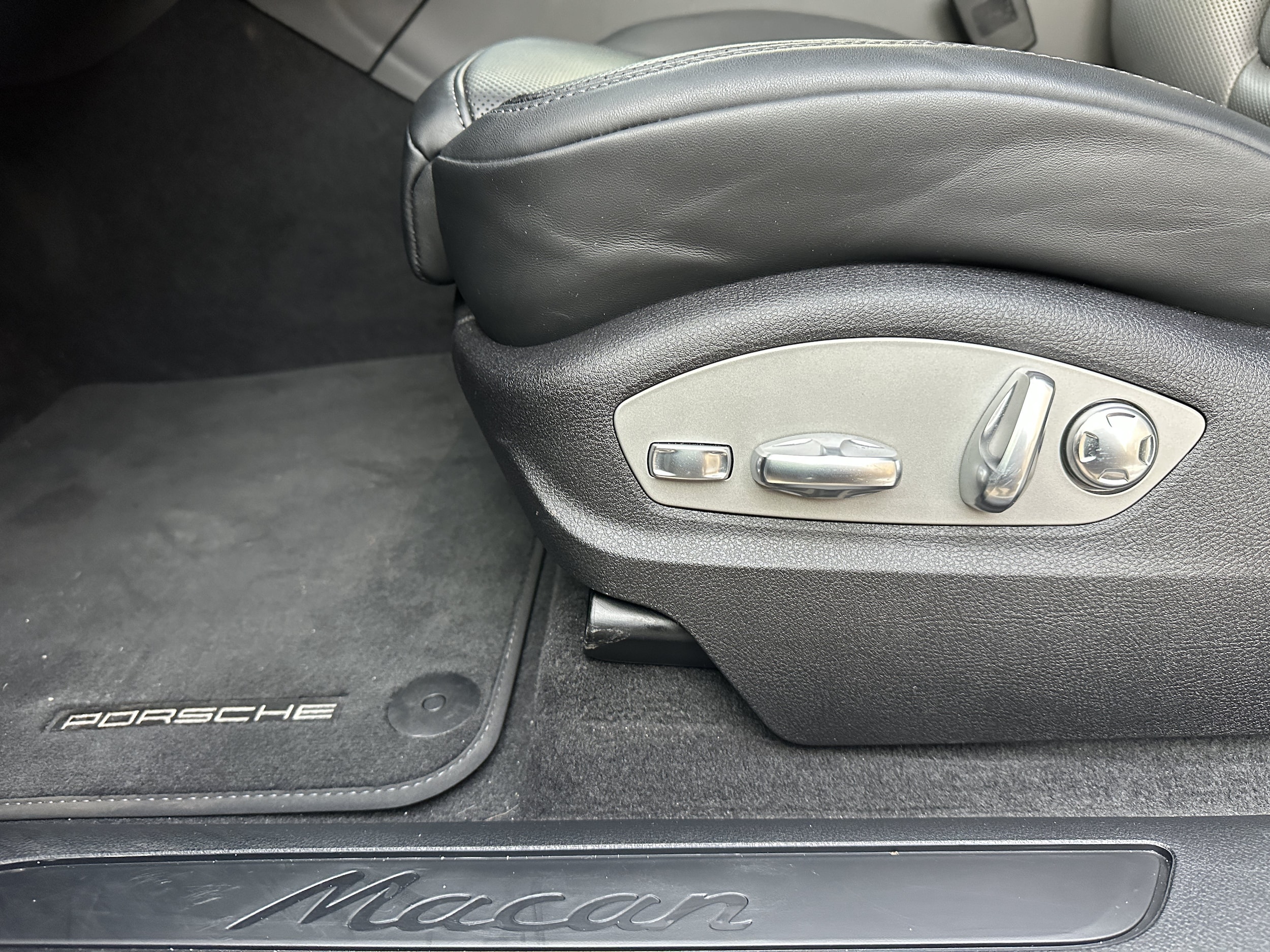 2025 Porsche Macan T - Photo 20