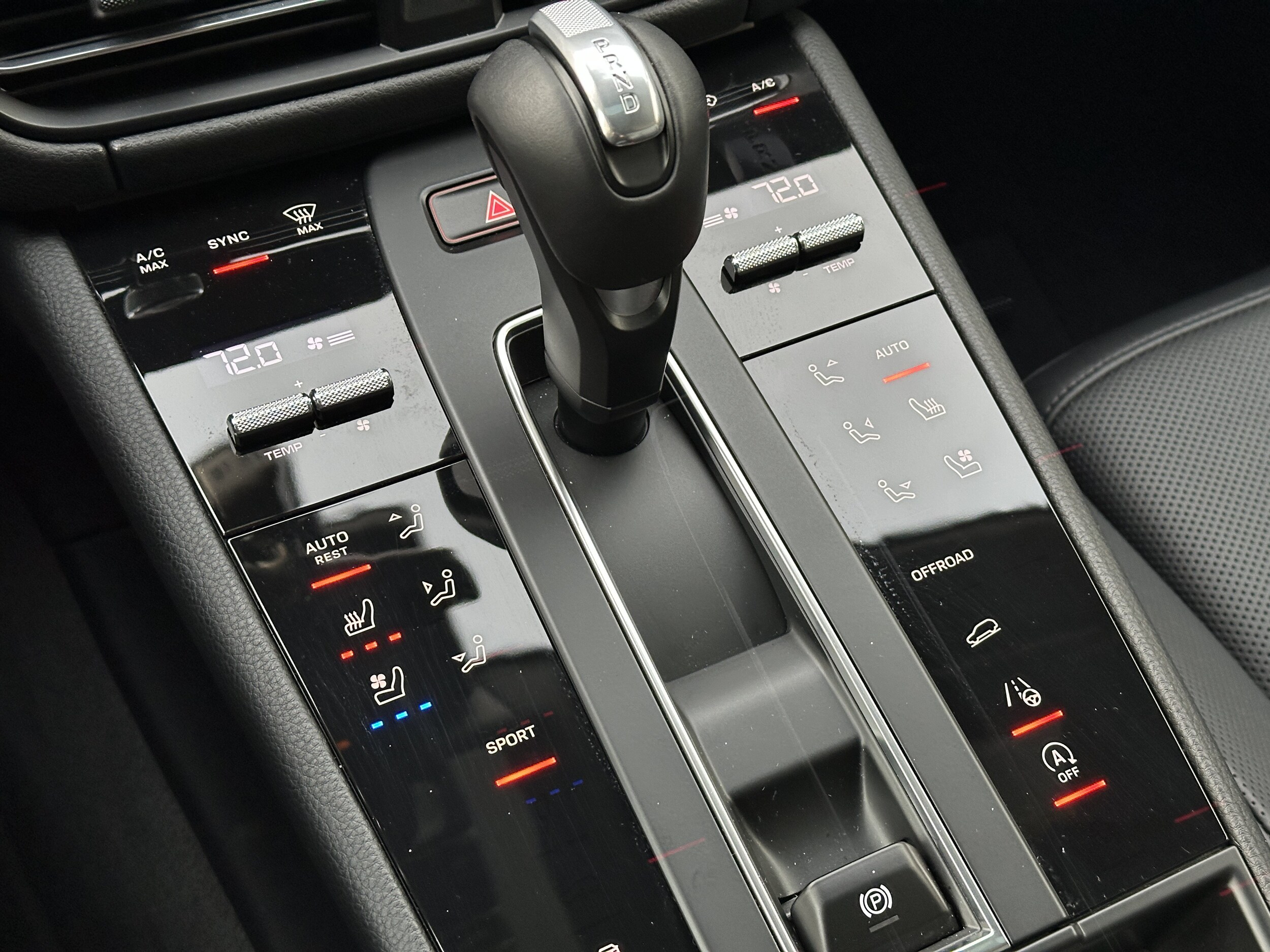 2025 Porsche Macan T - Photo 26