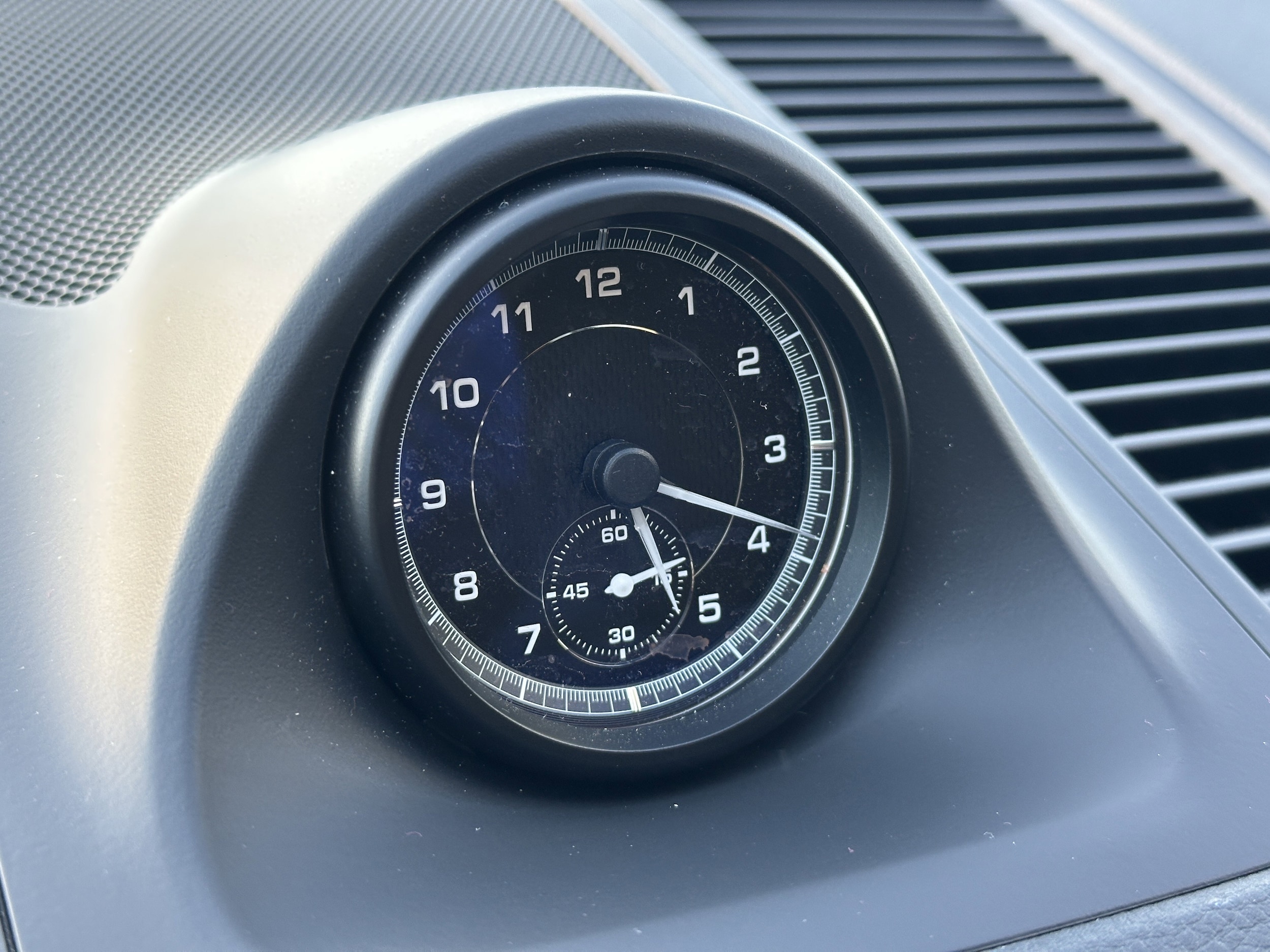2025 Porsche Macan T - Photo 26