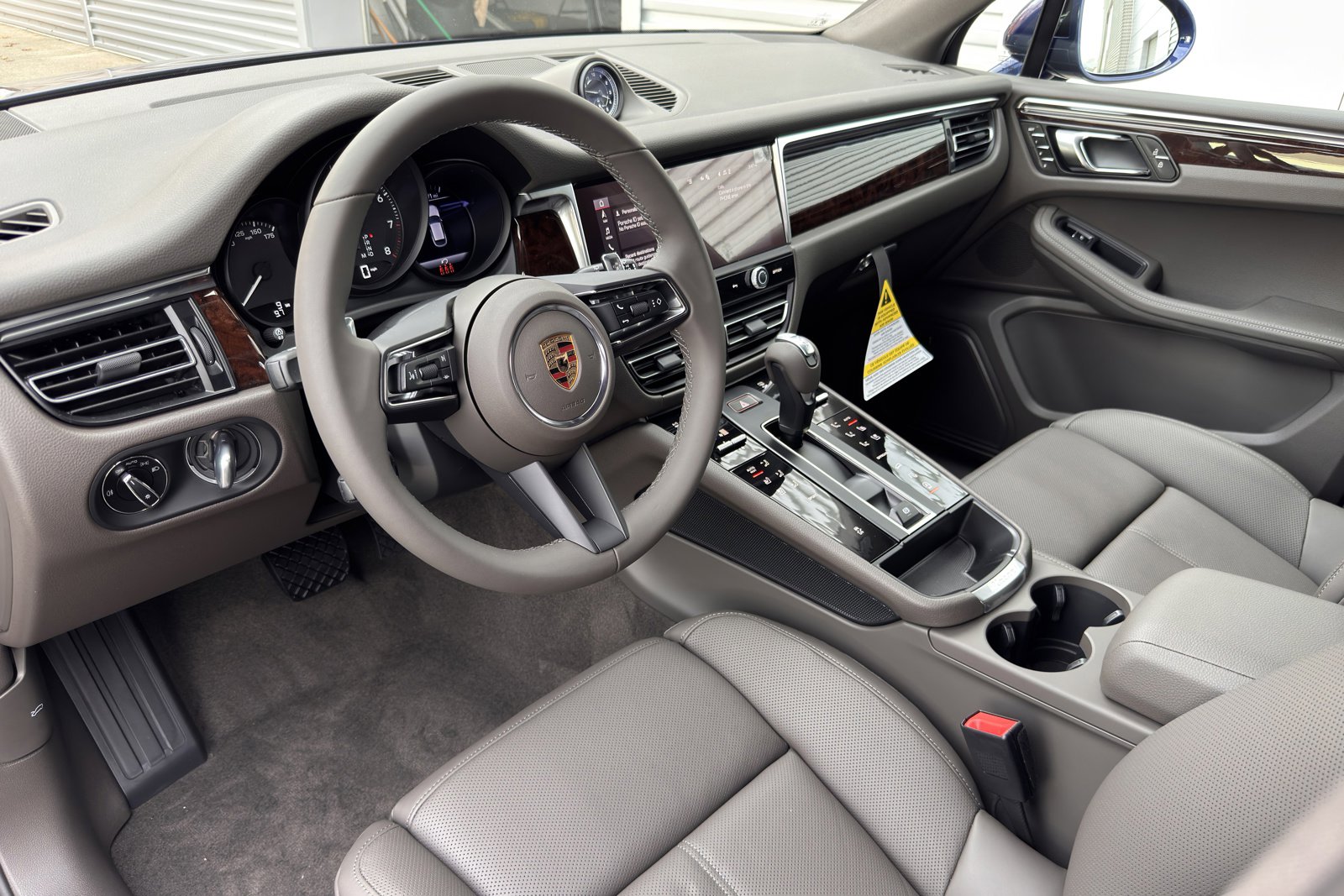 2025 Porsche Macan T photo 4