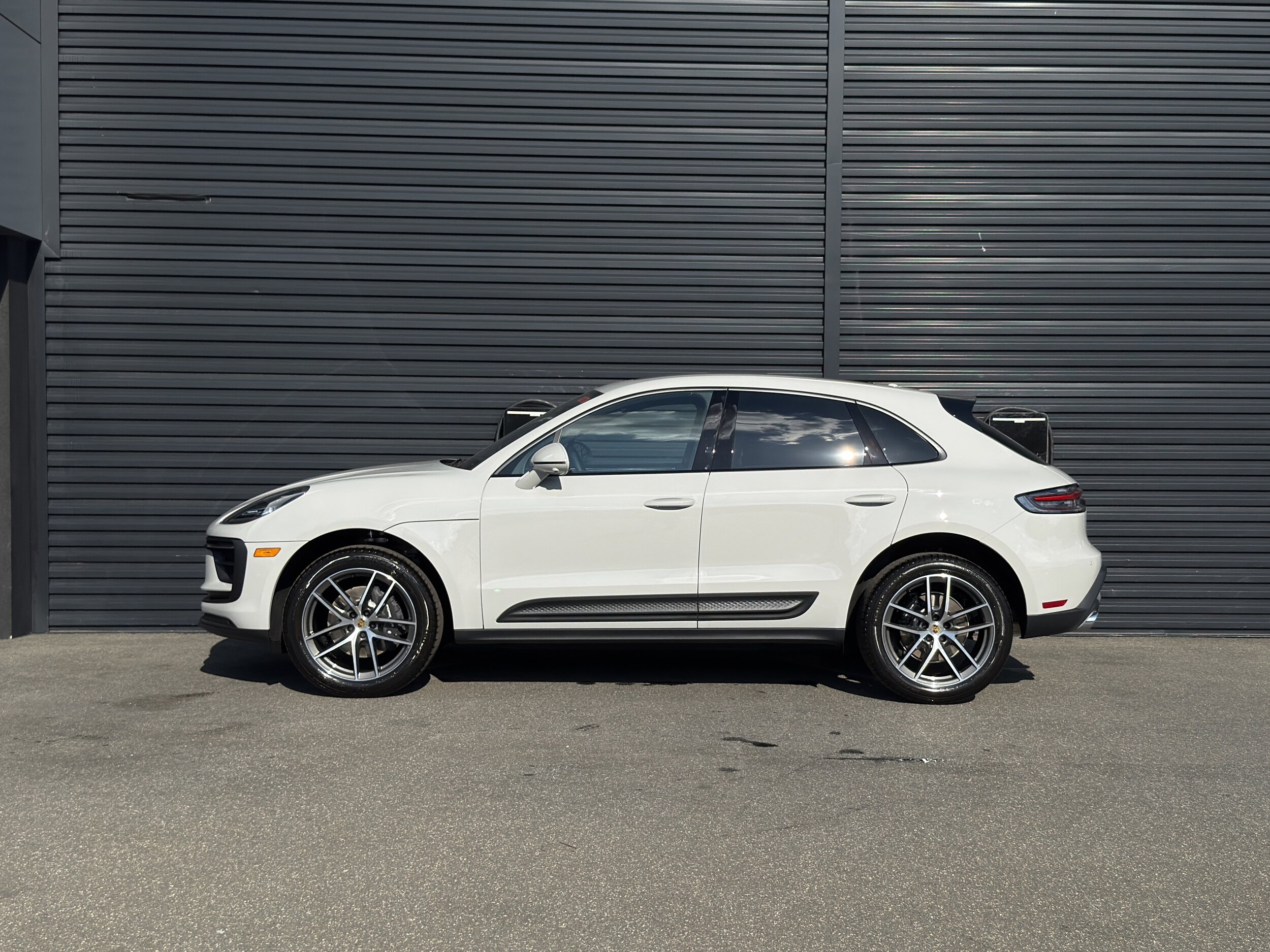 2025 Porsche Macan T photo 2