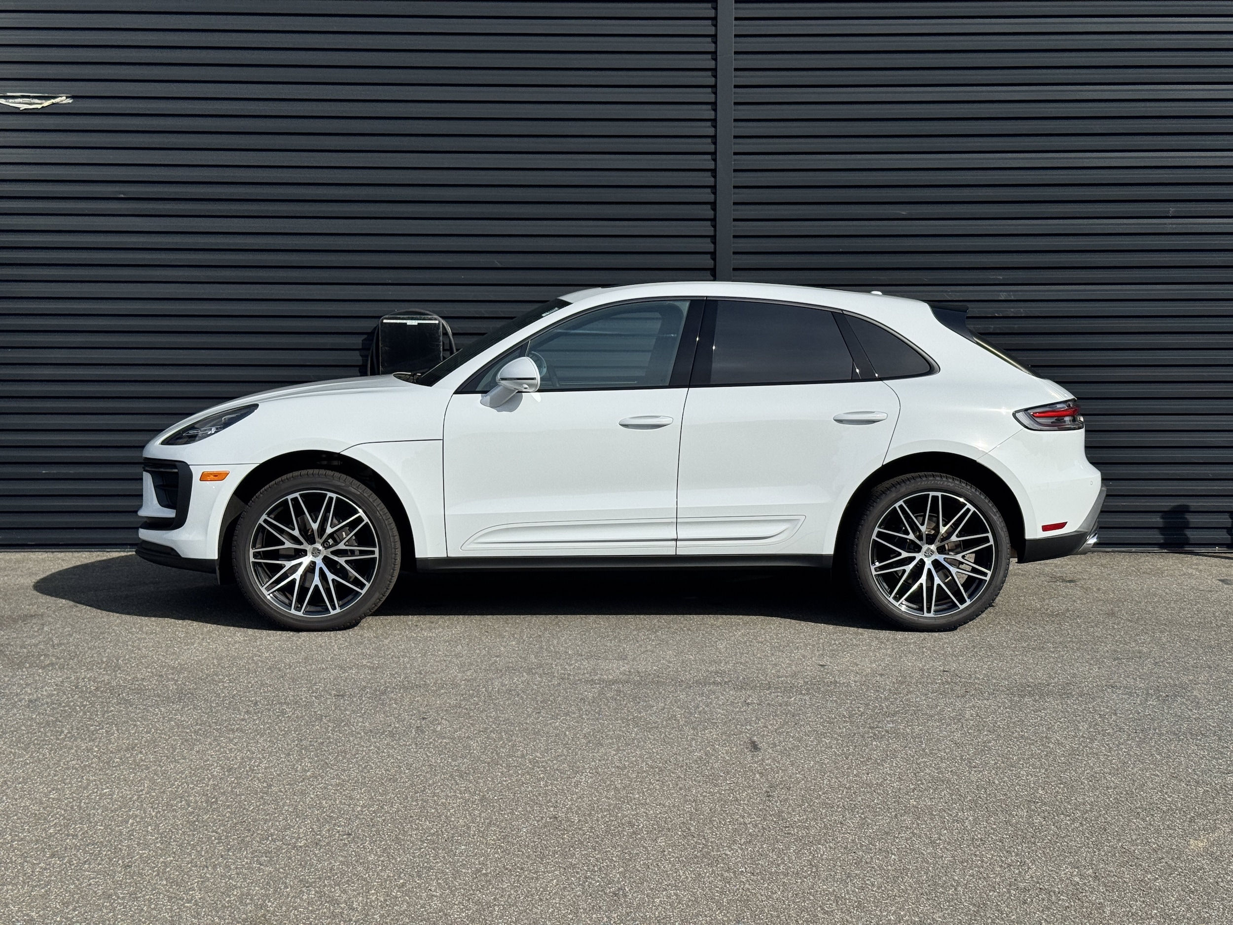 2025 Porsche Macan T - Photo 2