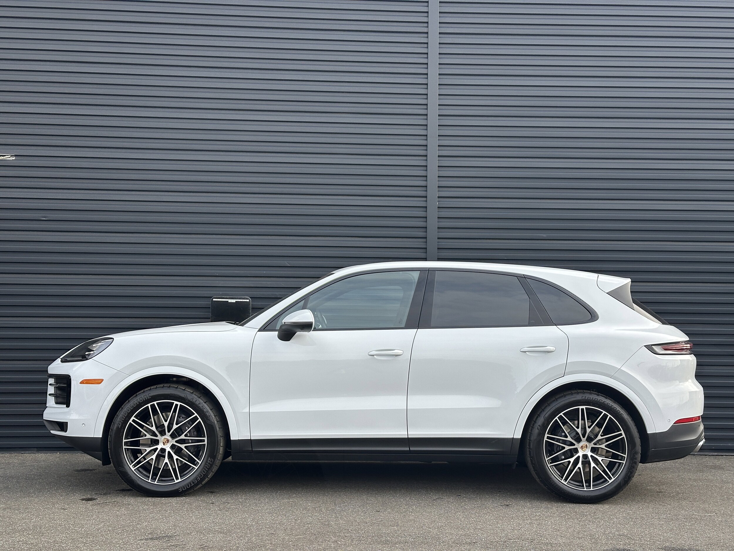 2025 Porsche Cayenne photo 2
