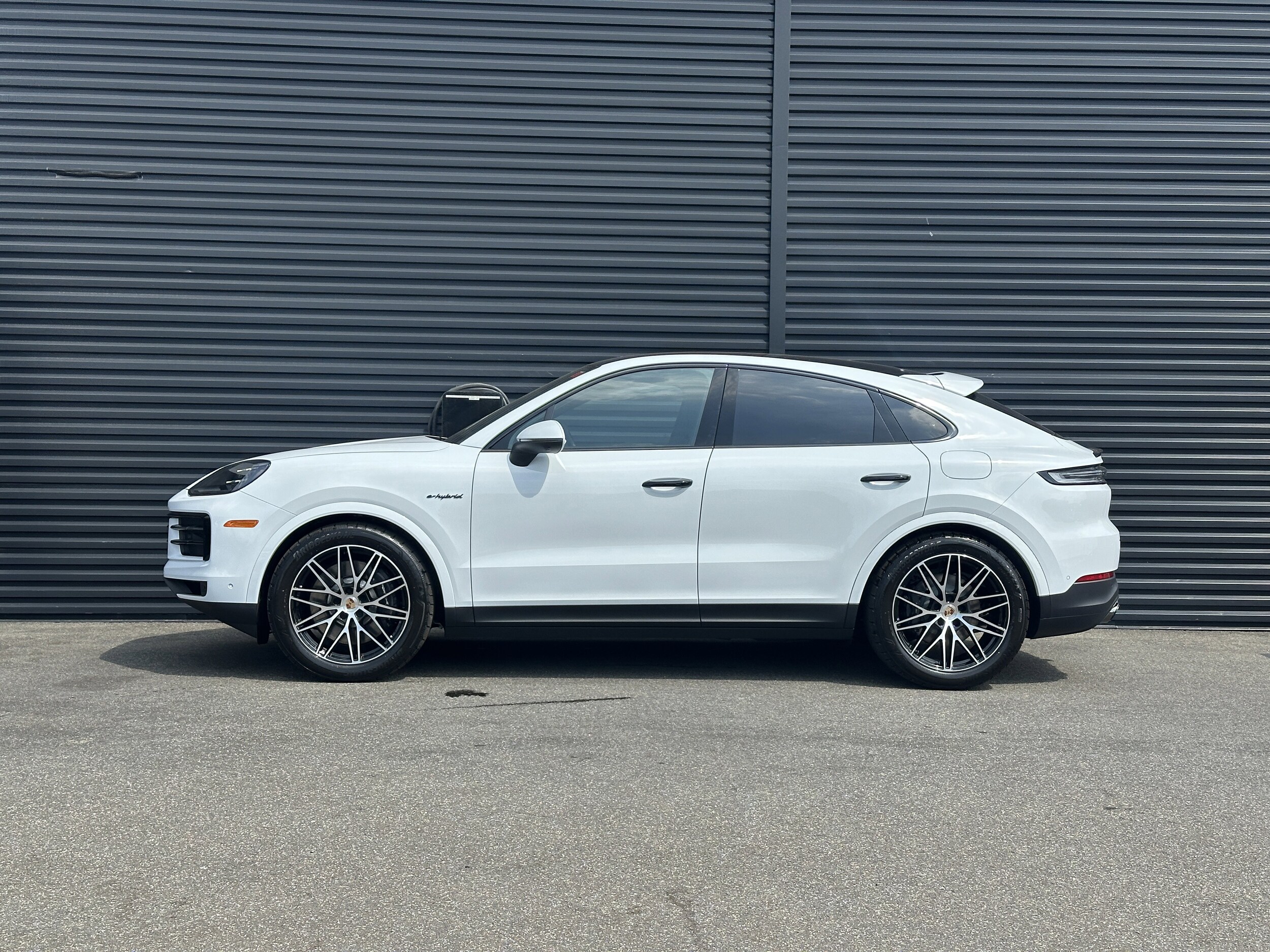 2025 Porsche Cayenne E-Hybrid Coupe photo 2