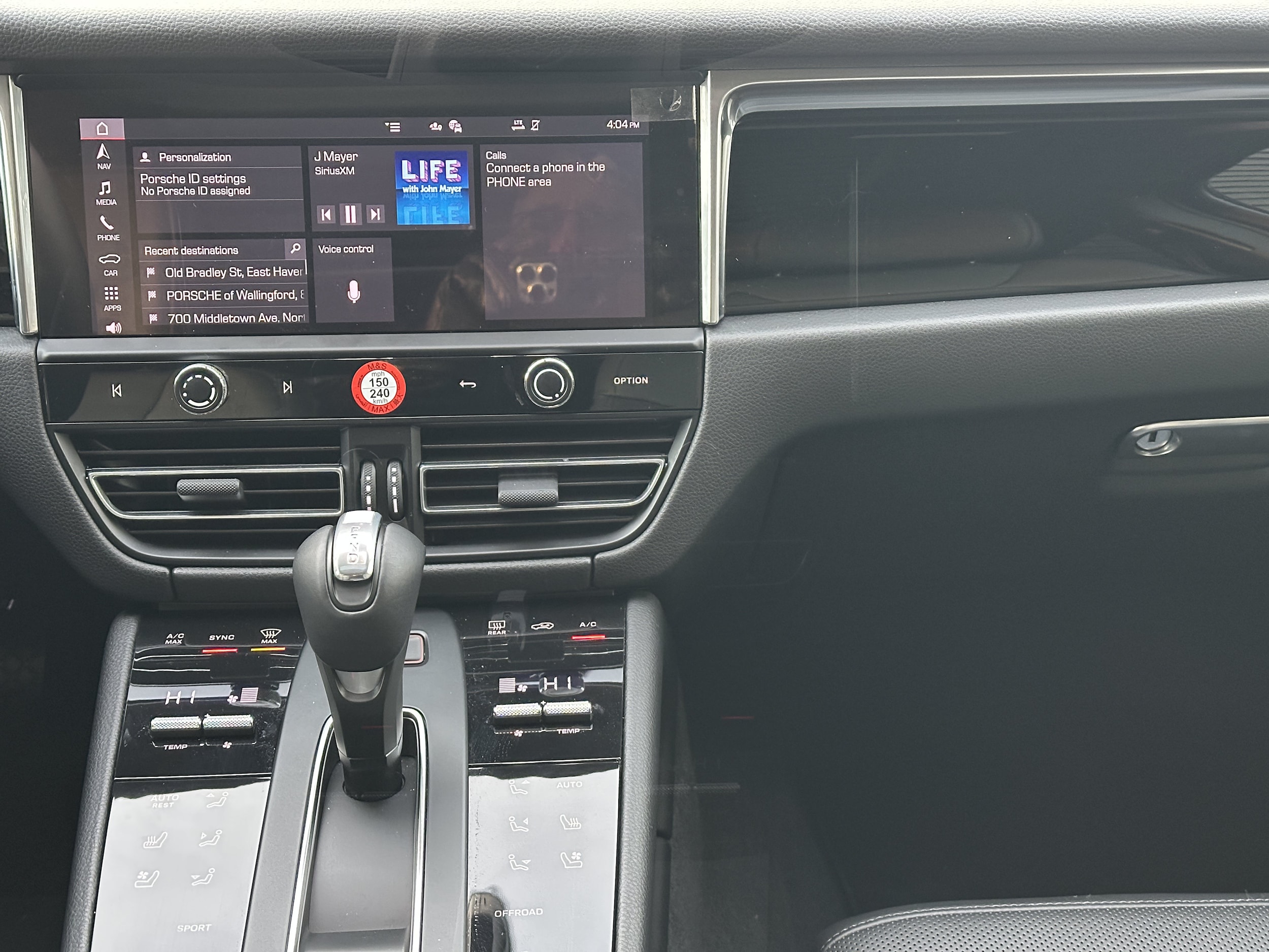 2025 Porsche Macan T - Photo 24