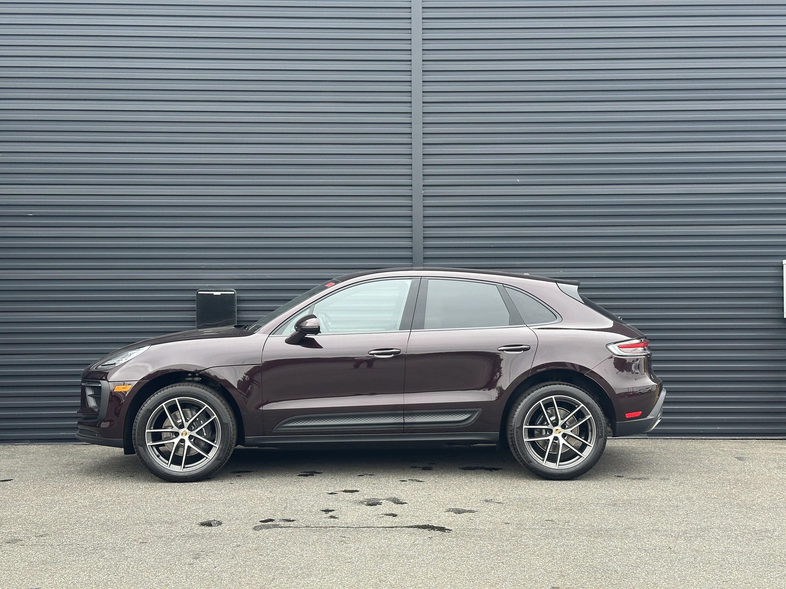 2025 Porsche Macan T photo 2