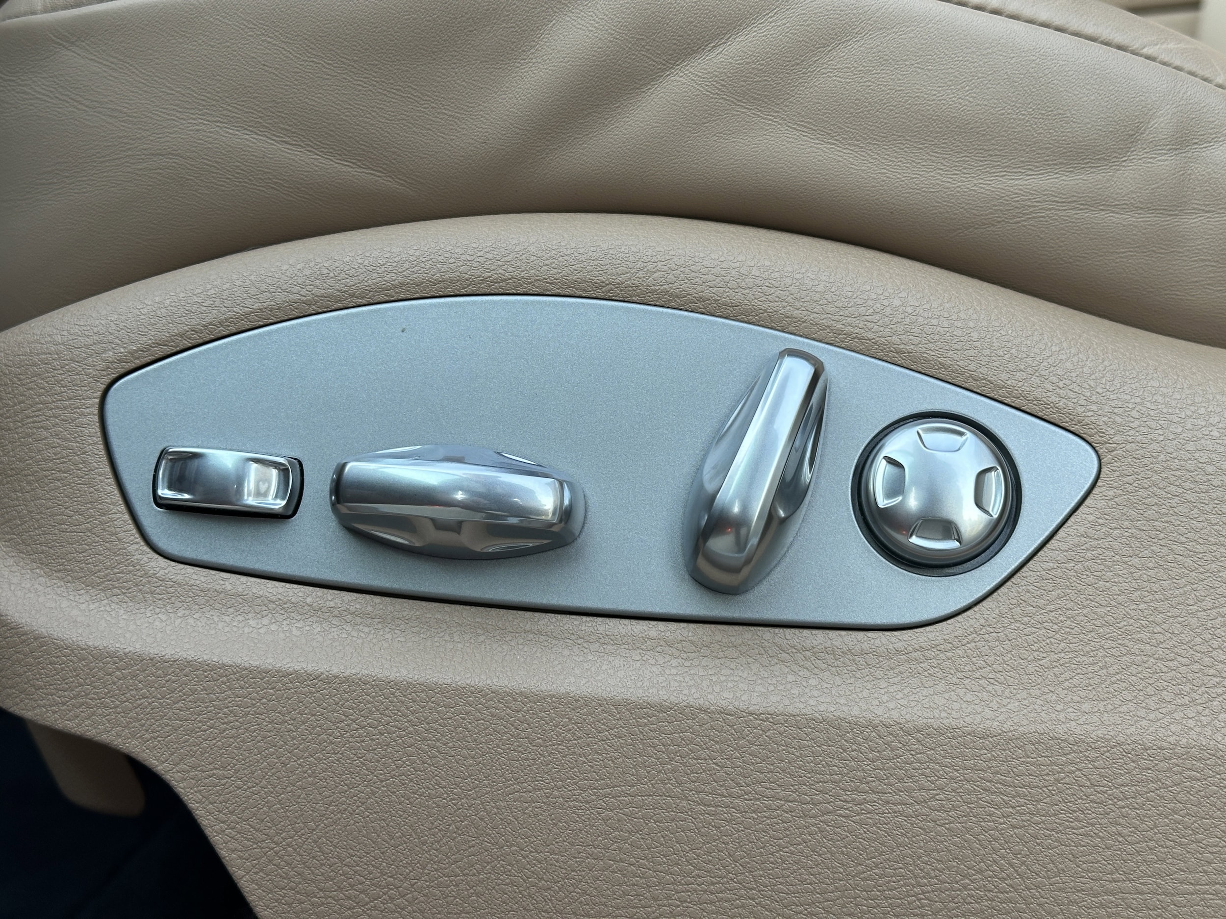 2025 Porsche Macan T - Photo 27