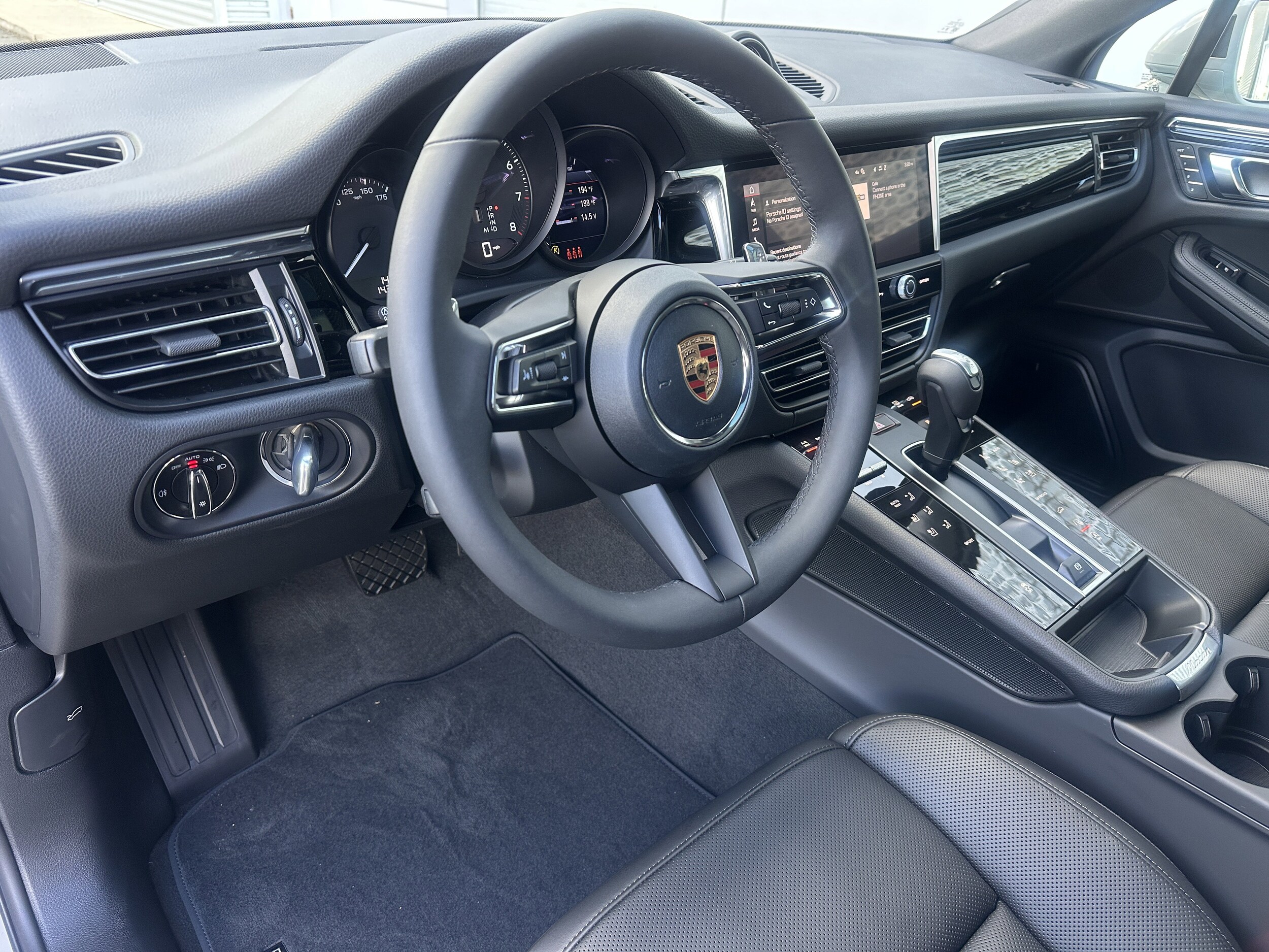 2026 Porsche Macan T photo 2