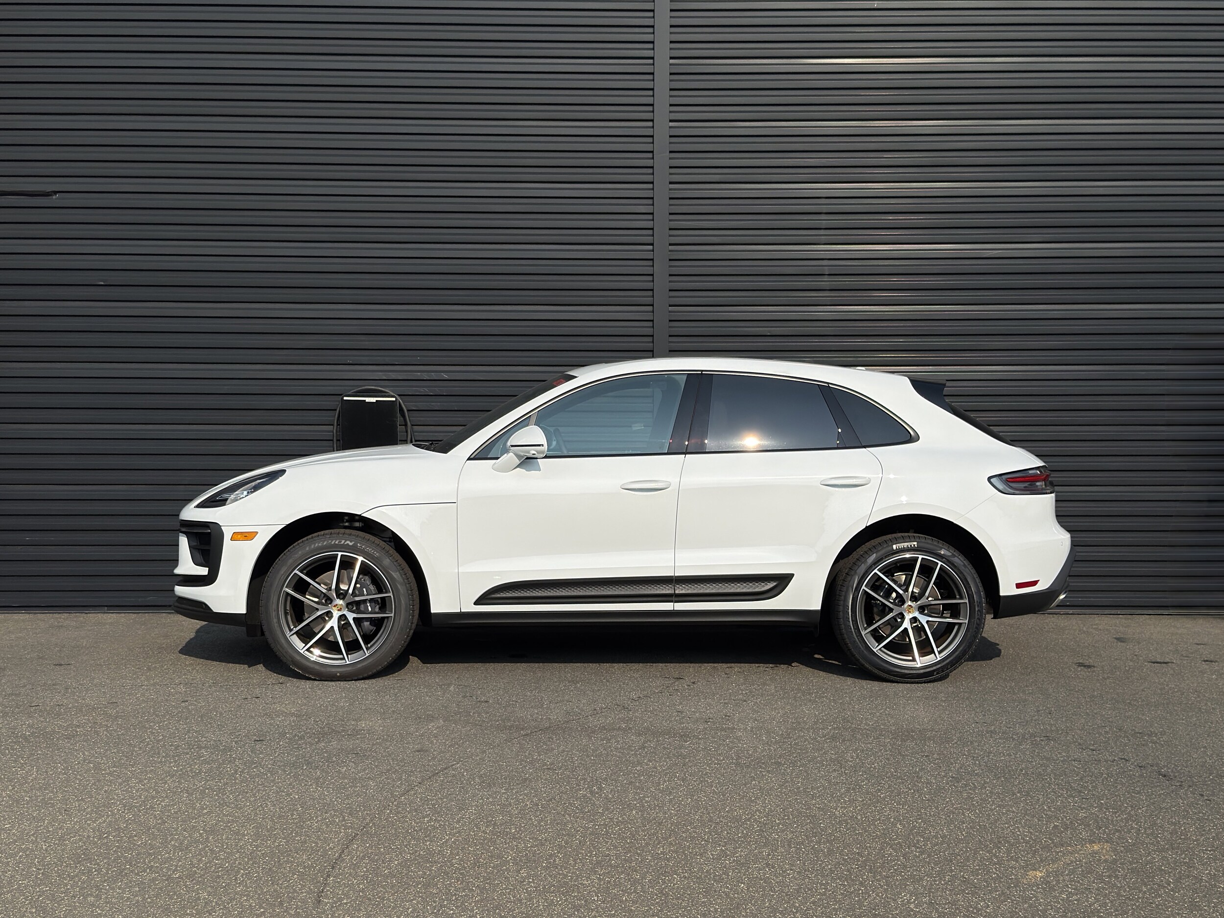 2025 Porsche Macan T photo 2