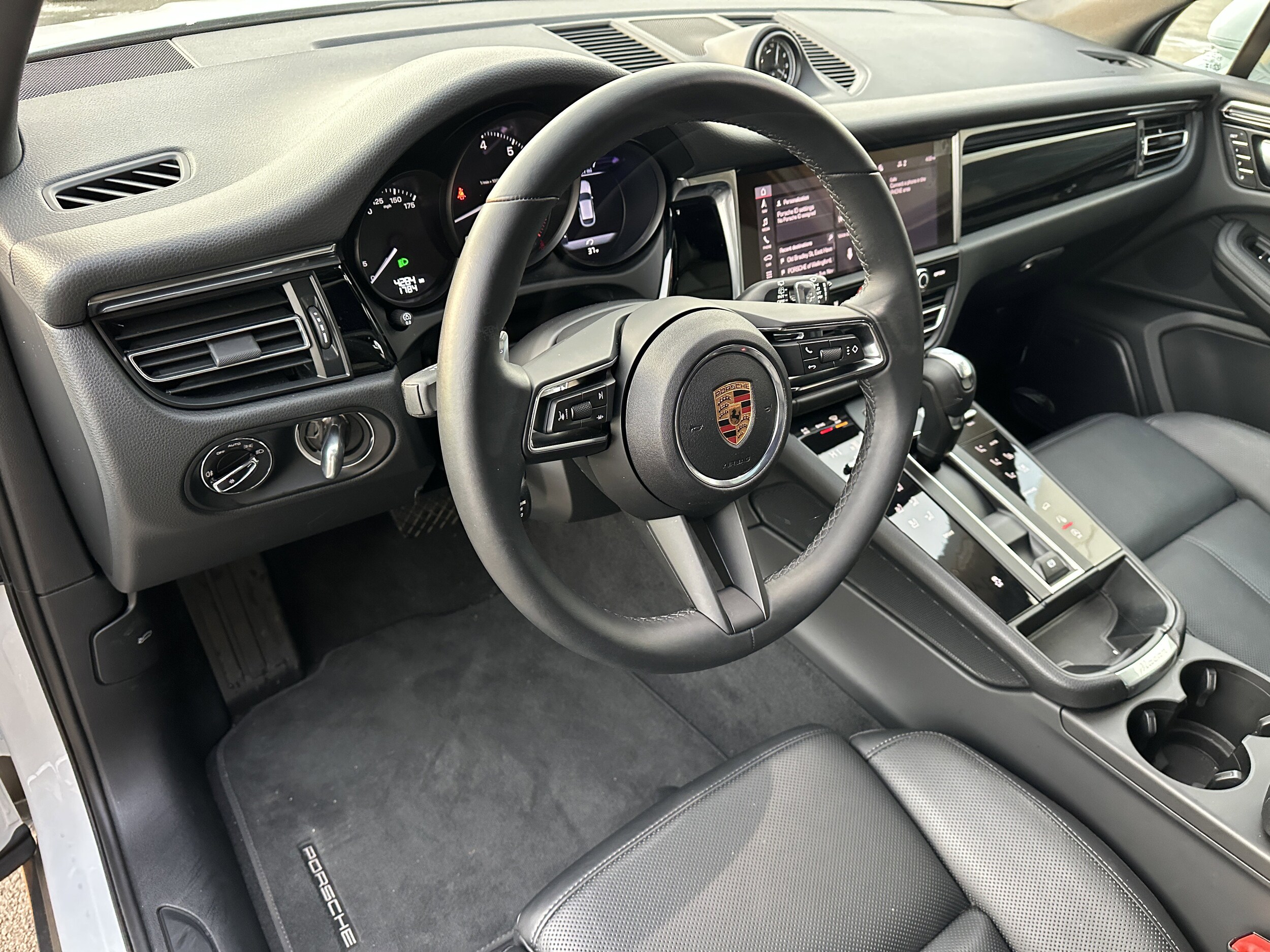 2025 Porsche Macan T photo 4