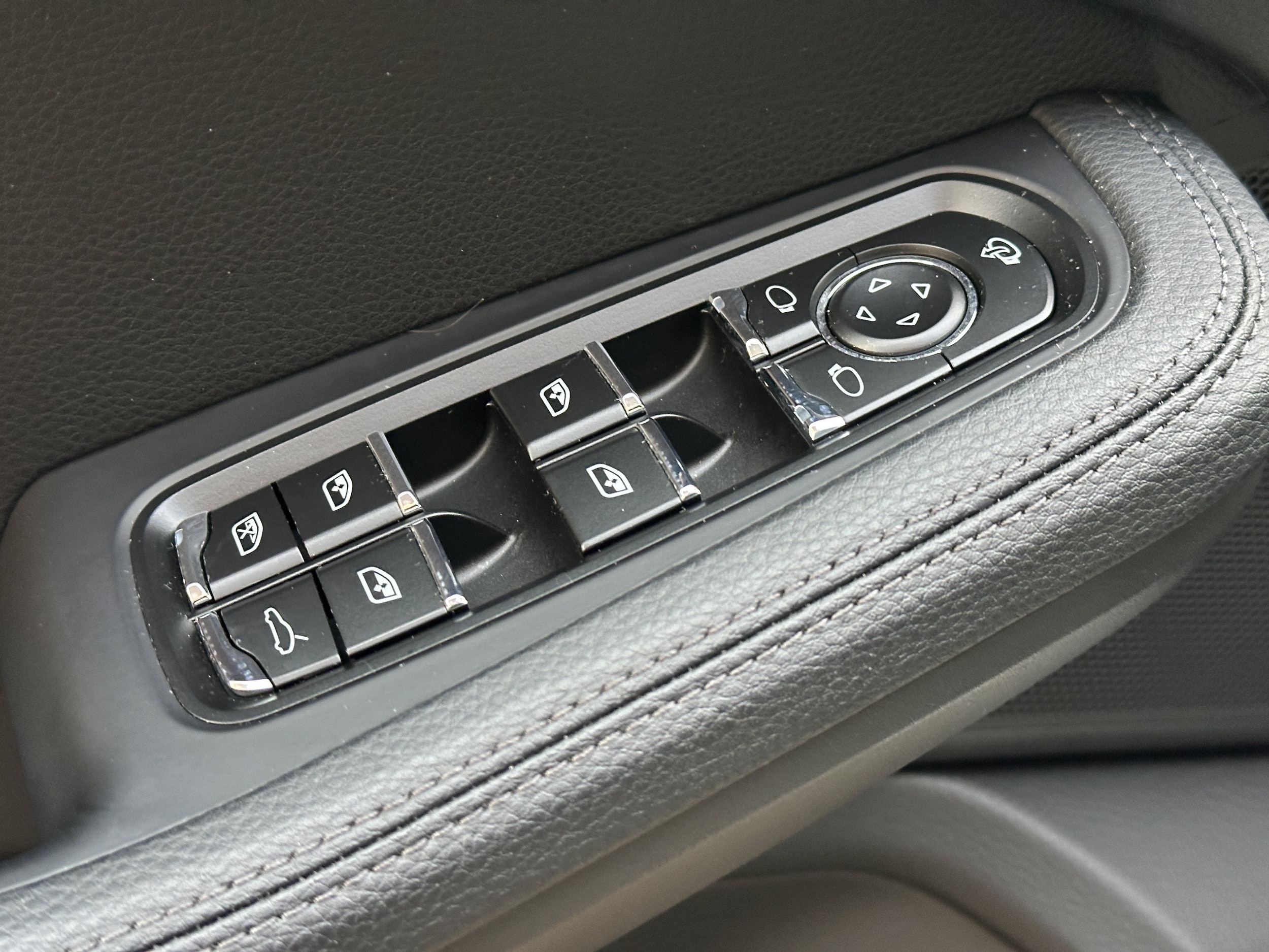 2025 Porsche Macan T - Photo 22