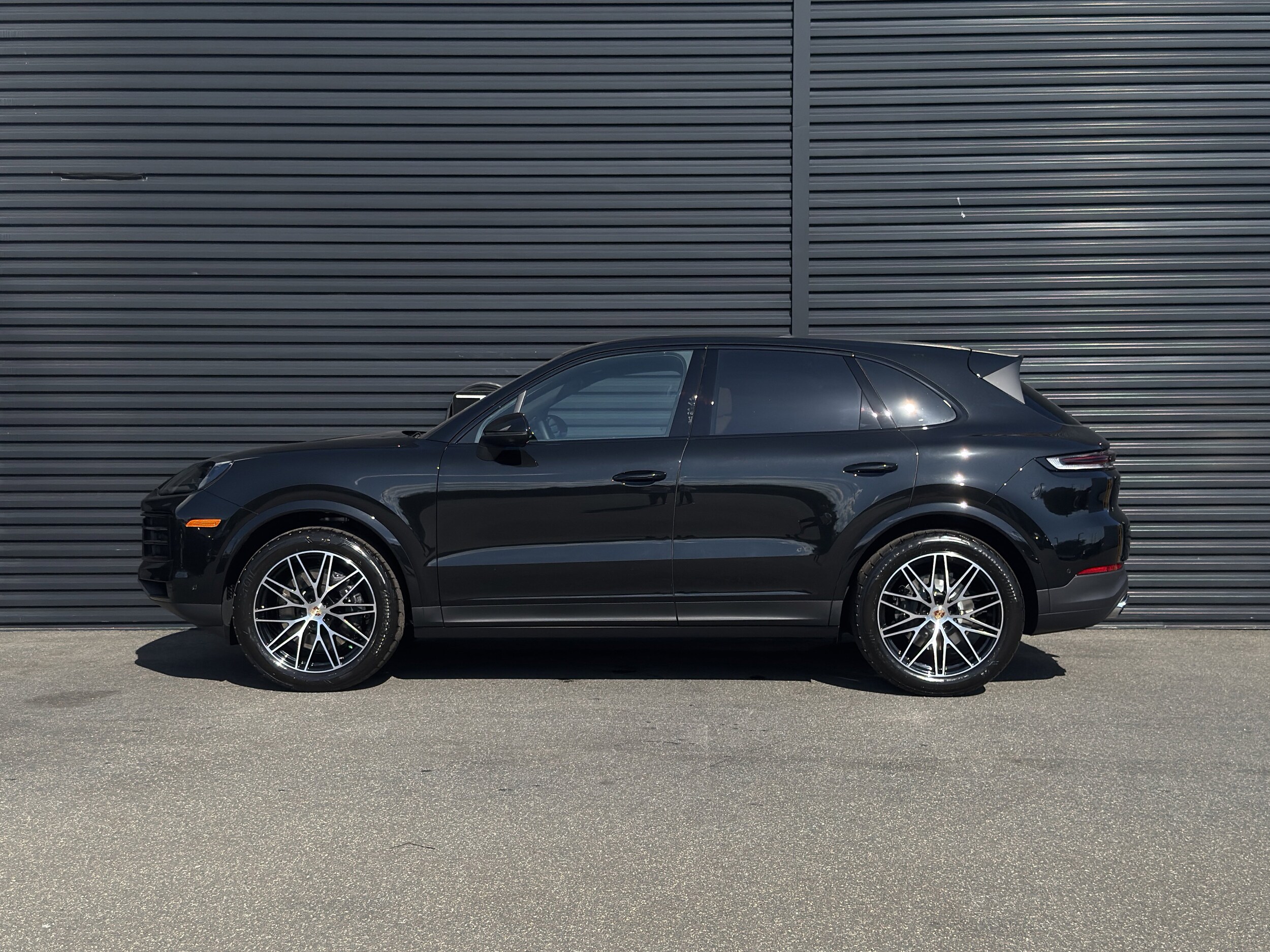 2025 Porsche Cayenne photo 2